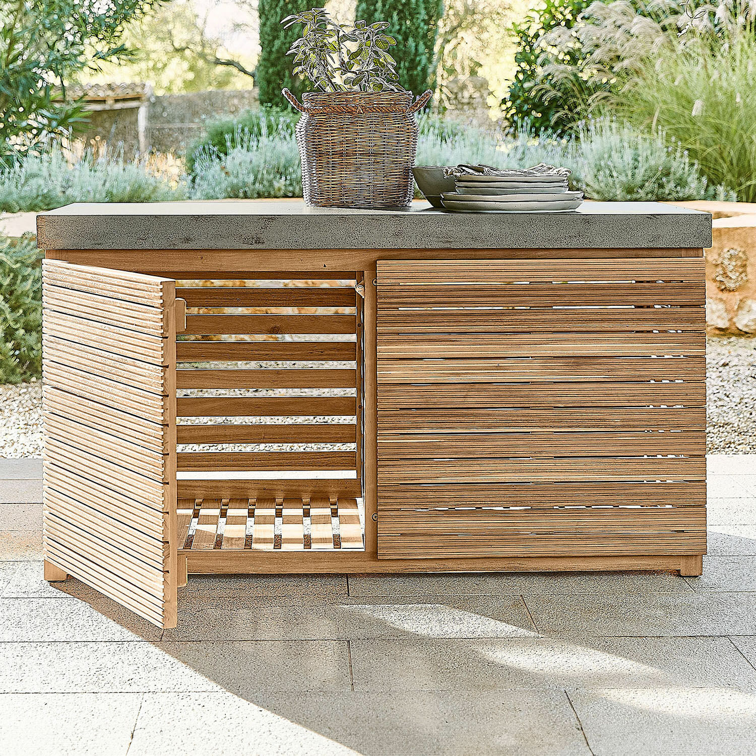 Outdoor-Küchenschrank FSC®-100% Venzone Gartenschrank aus Holz mit Betonplatte und offener Tür auf der Terrasse, Gartenmöbel für draussen
