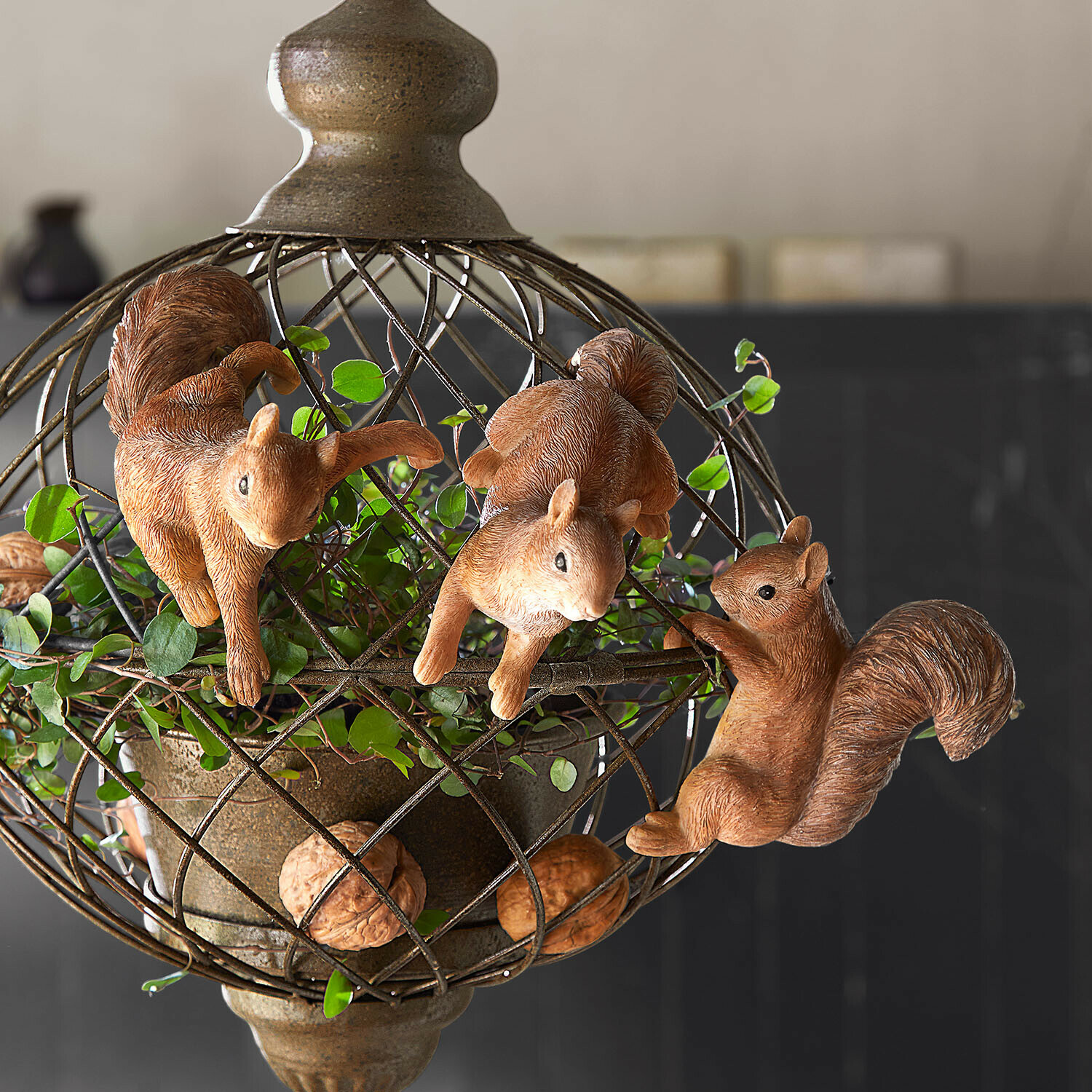 Deko-Eichhörnchen 3er Set Sylvaraen Dekorative Metallkugel mit drei braunen Eichhörnchen und grünen Blättern als Wohnaccessoire