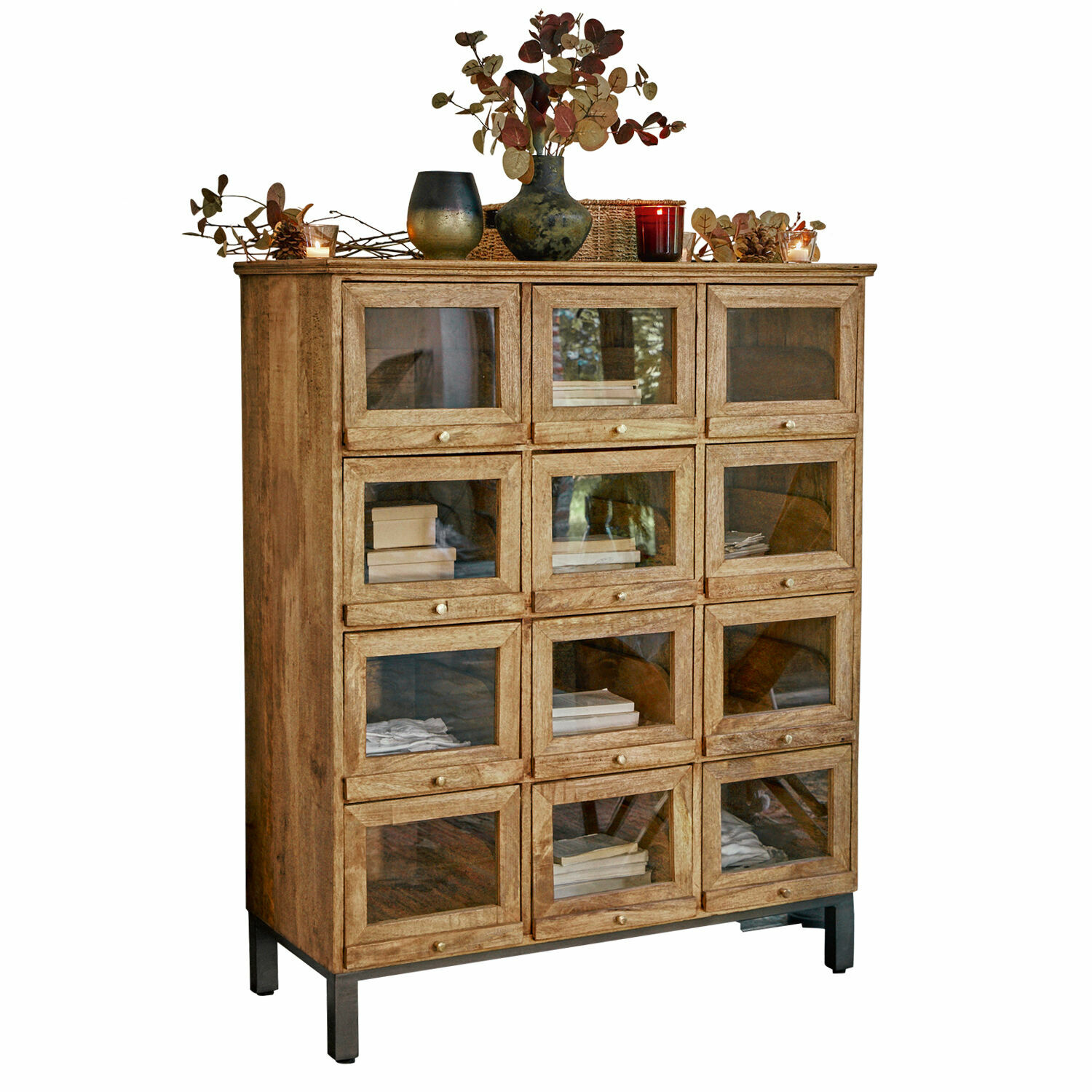 Kommode Middlesbrough Holzschrank mit 12 Glastüren und Metallfüssen, dekoriert mit Vasen und Kerzen