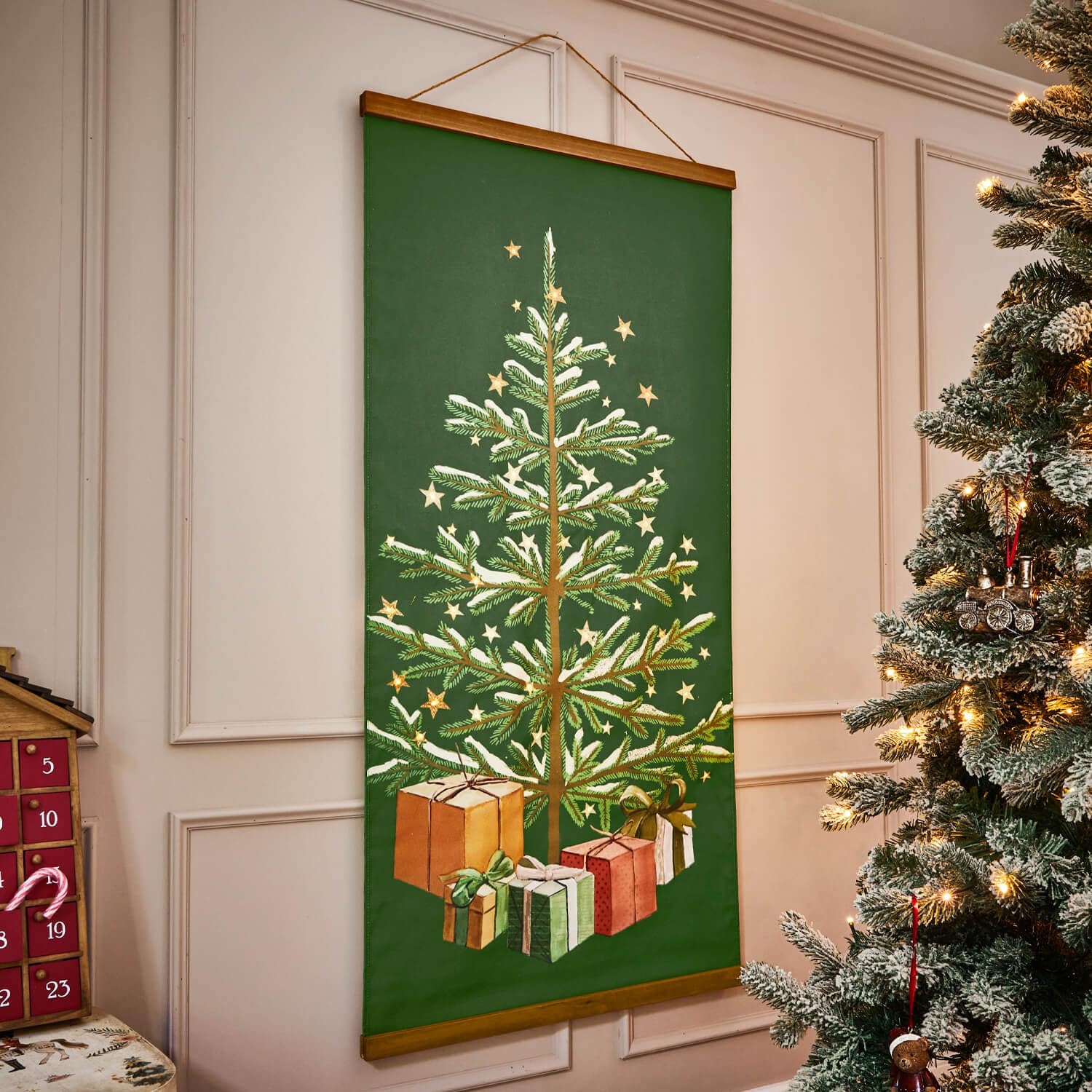 Grünes Wandbild mit Weihnachtsbaum und Geschenken, festliche Wohnraumdekoration