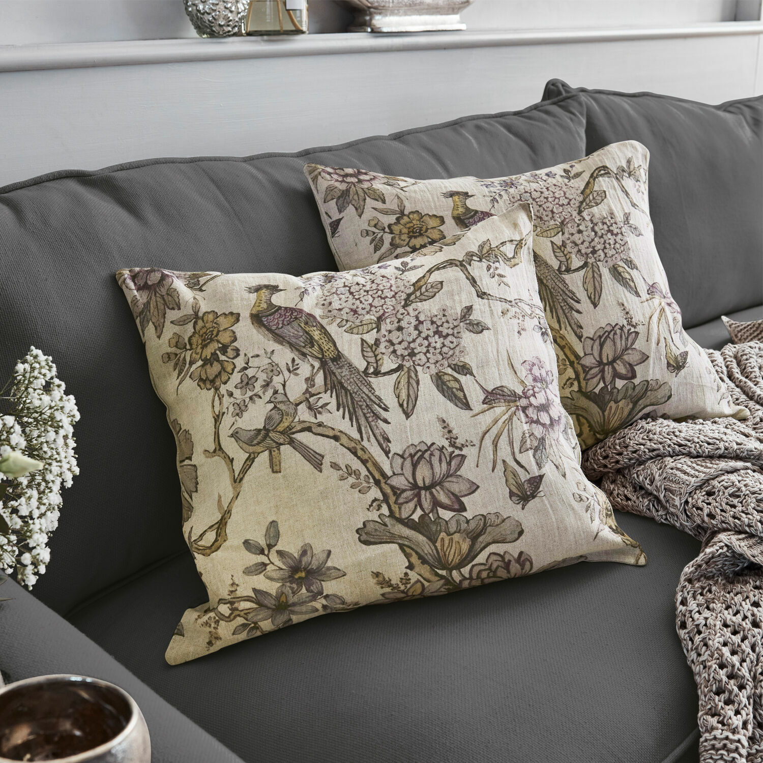 Kissenhülle 2er Set Lorry Dekorative Leinenkissen mit Vogel- und Blumenmuster auf grauem Sofa, stilvolle Wohnaccessoires