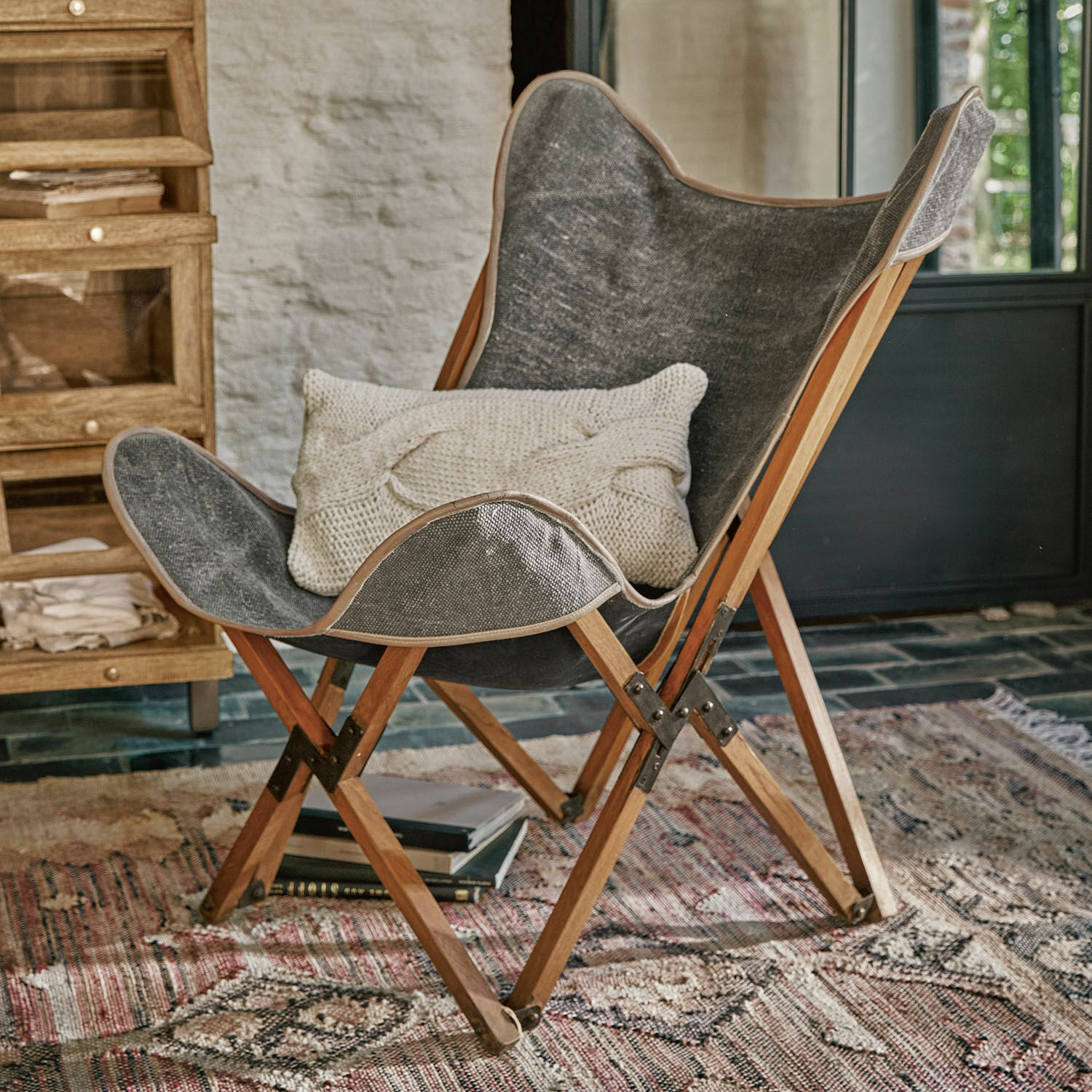 Klappsessel Locmélar Grauer Stoffsessel mit Holzgestell und Kissen, stilvolles Wohnzimmermöbel.