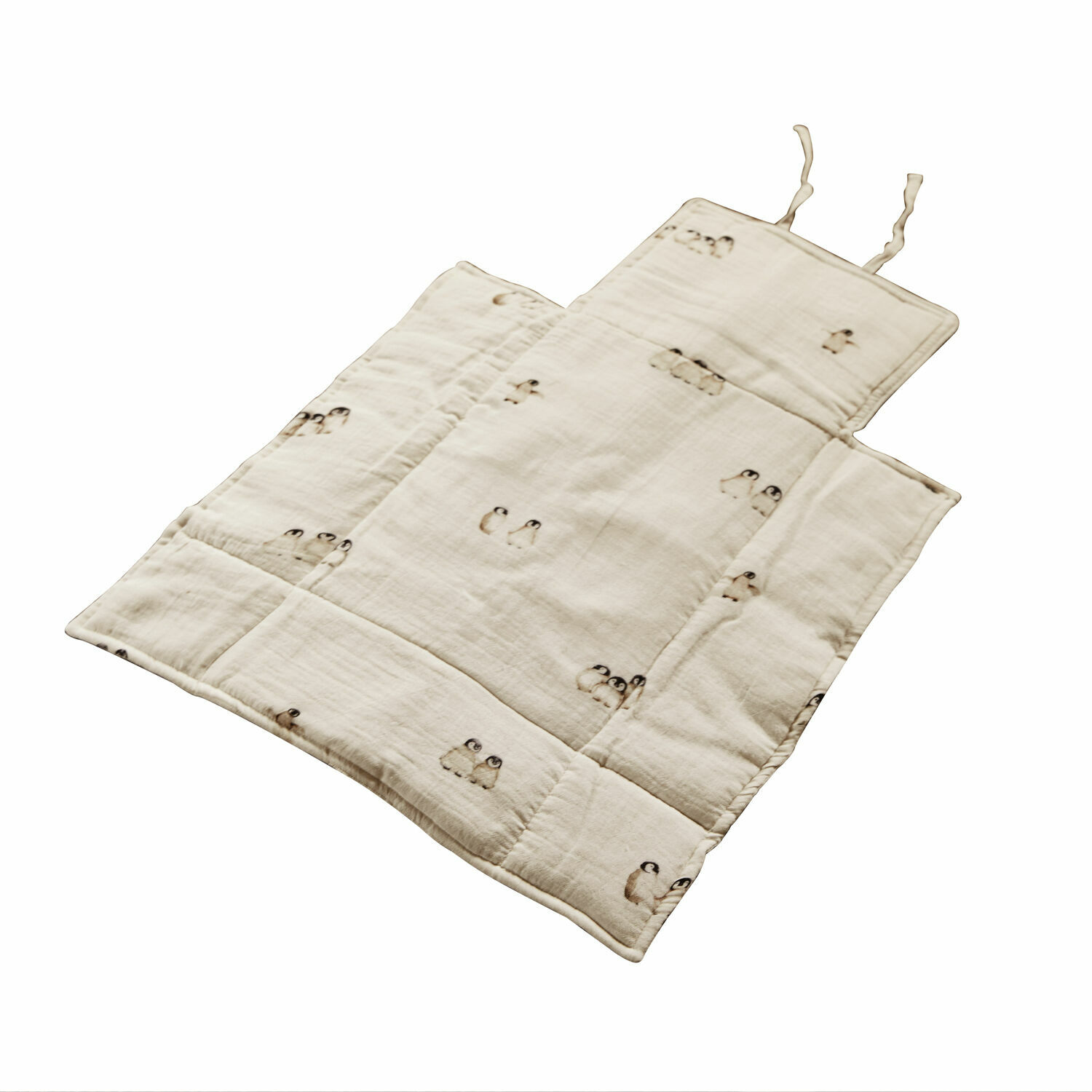 Wickelunterlage Jocienne Beige, weiche Kinder-Matte aus Baumwolle mit kleinem Pinguin-Motiv, praktisch und bequem zum Spielen.