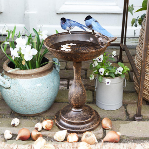 Dekorative Metallschale auf Fuss mit blauen Vogel-Figuren, Gartendekoration für Haus und Garten