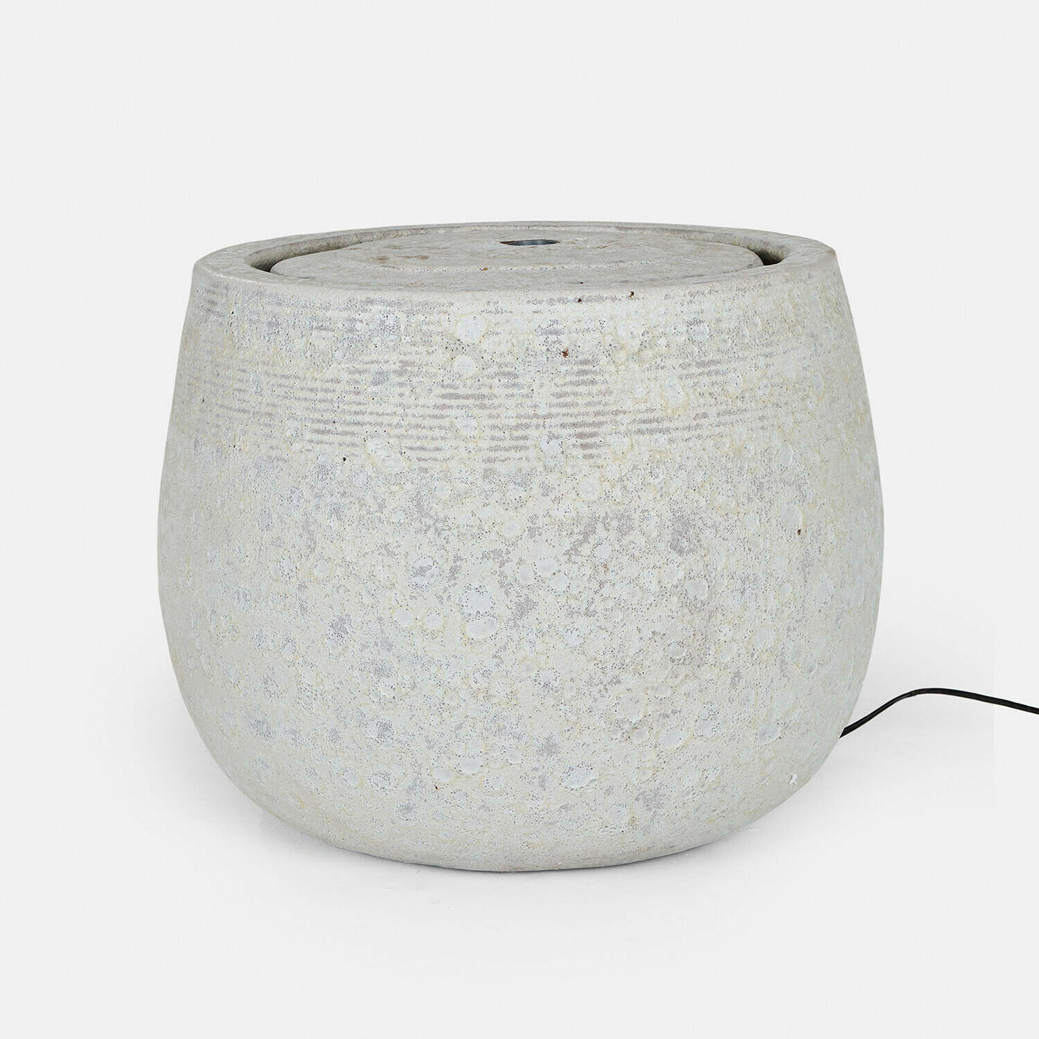 Seravia Brunnen in Creme aus Stein mit rundem Design, ideal für Gartendekoration