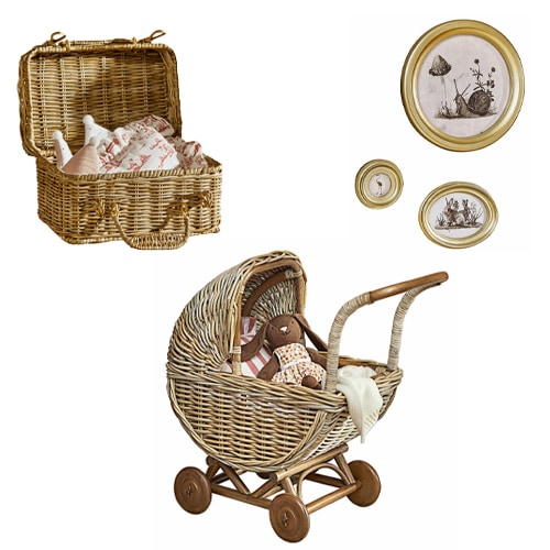 Set aus naturfarbenem Weidenzubehör mit Puppenwagen und Koffer für die Kinderzimmerdekoration