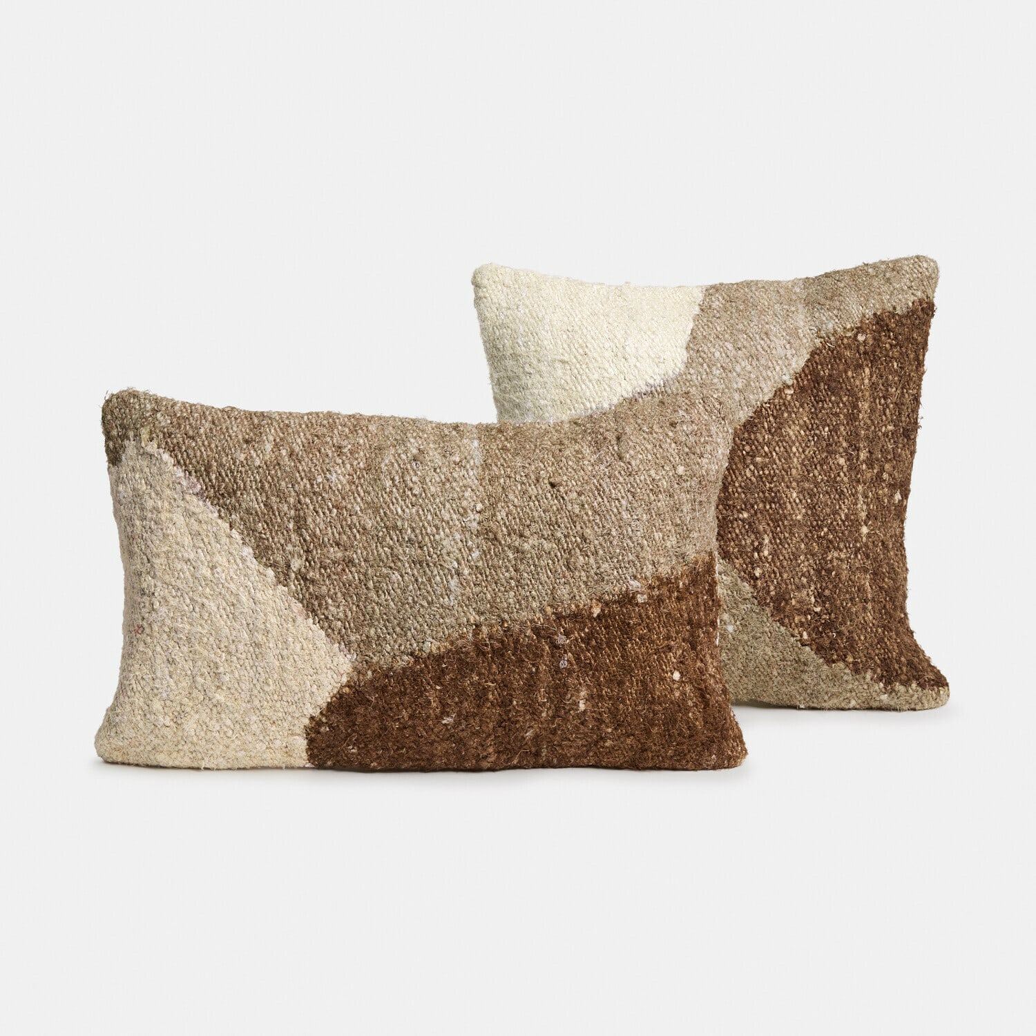 Dekorative Kissen aus Stoff in Braun- und Beigetönen, weich und stilvoll fürs Wohnzimmer