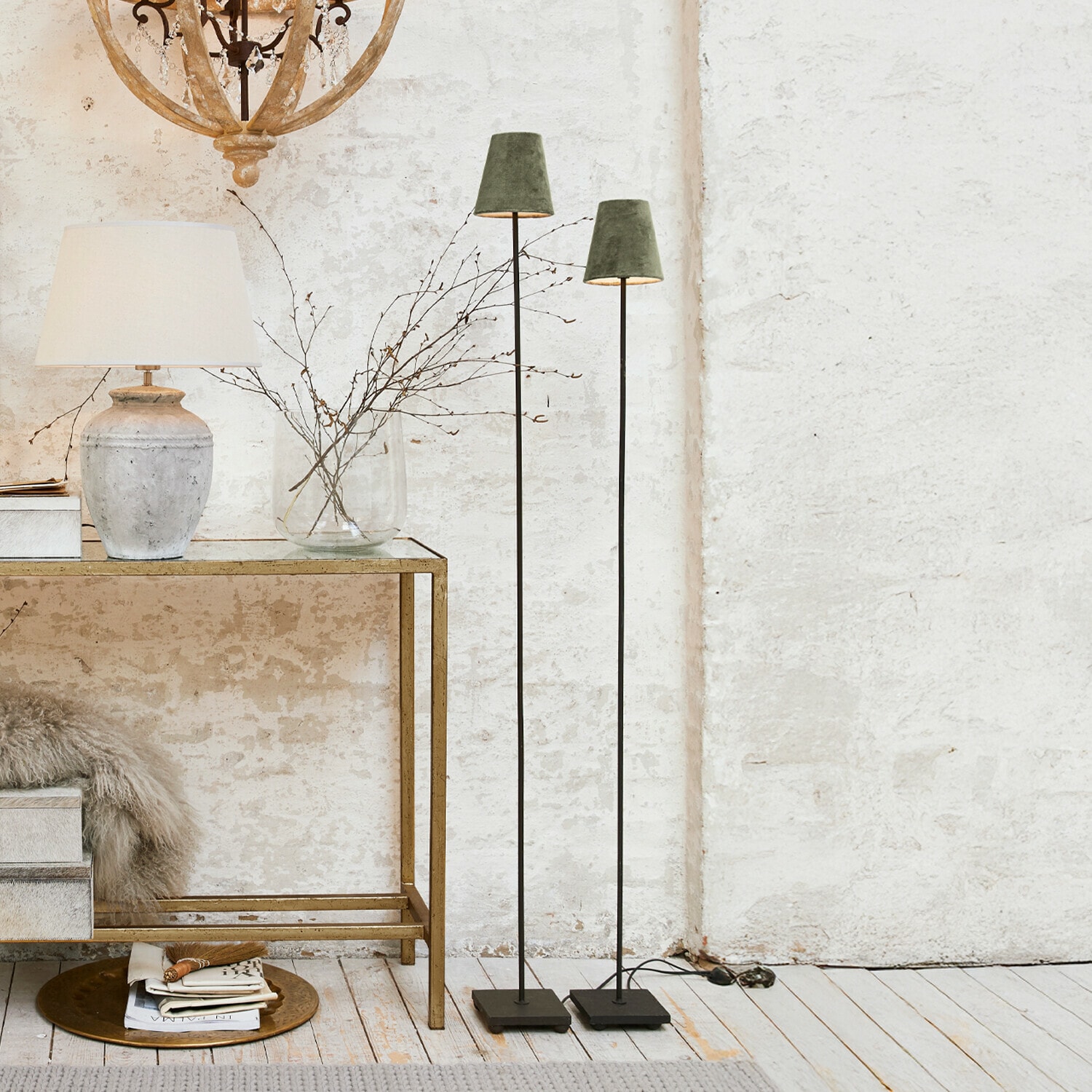 Stehlampe 2er Set Tacoma Set aus zwei schwarzen Stehlampen mit grünen Lampenschirmen und goldfarbenem Vintage-Beistelltisch