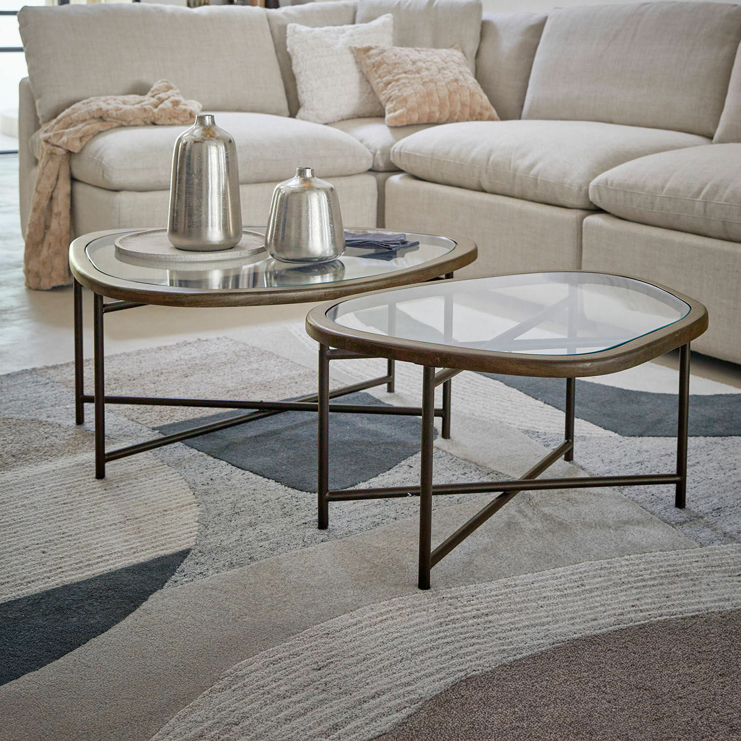 Couchtisch 2er Set Kembria Zweier-Set Couchtische mit Metallgestell und Glasplatte vor beigem Sofa im Wohnzimmer