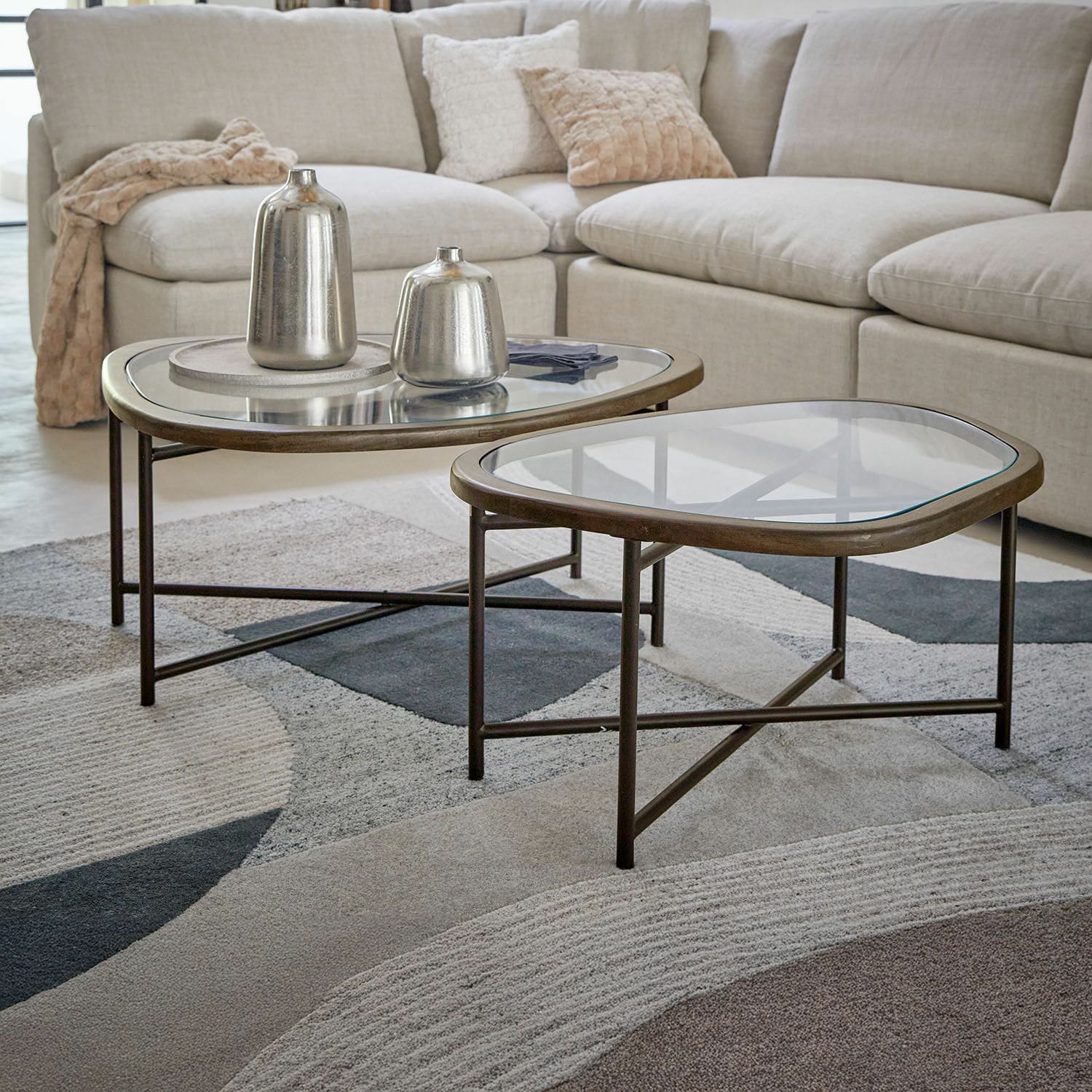 Couchtisch 2er Set Kembria Zweier-Set Couchtische mit Metallgestell und Glasplatte vor beigem Sofa im Wohnzimmer