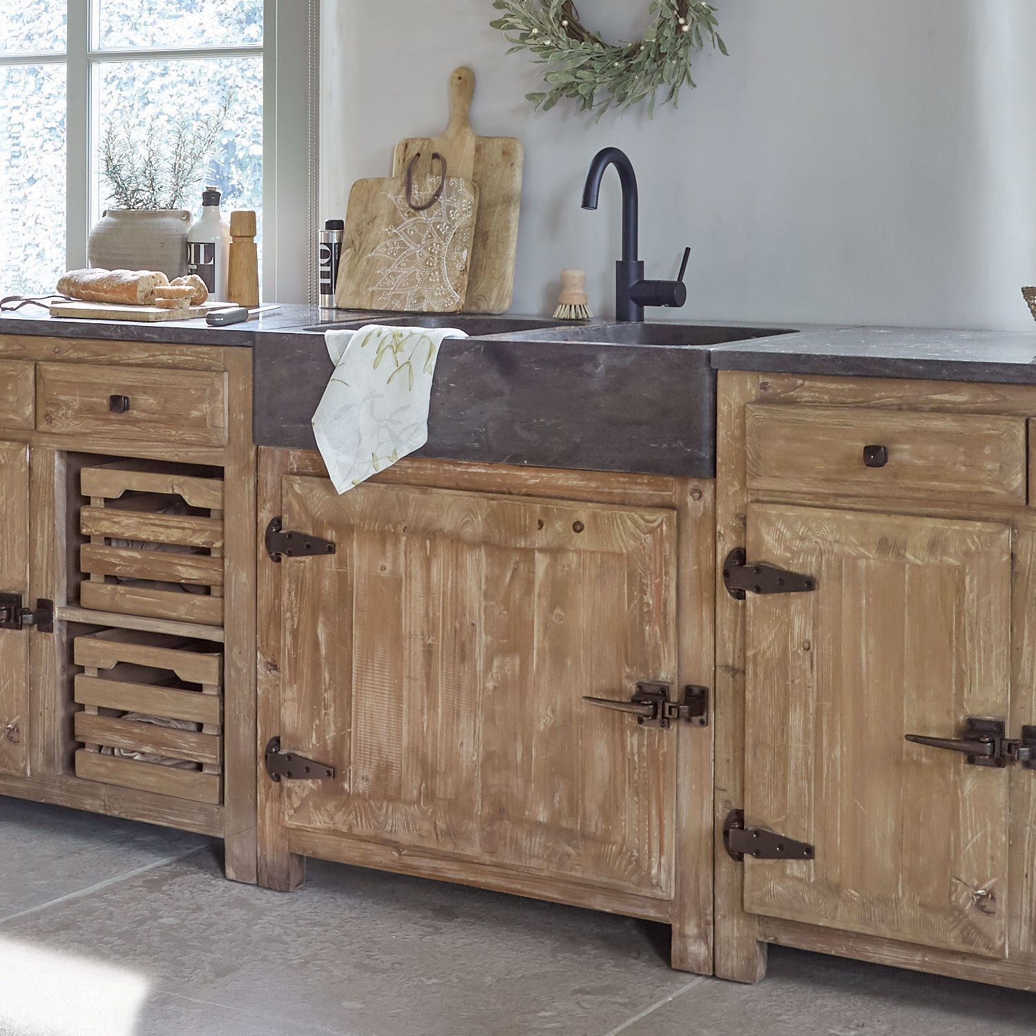 Spülenschrank Stonehenge Rustikale Holzküche mit schwarzem Steinspülbecken und natürlichen Accessoires für die Inneneinrichtung