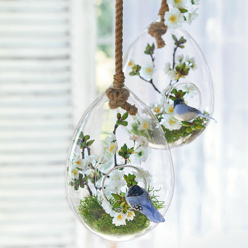 Hängende Glasdekoration mit weissen Blüten und blauem Vogel an Schnur, Wohnaccessoire