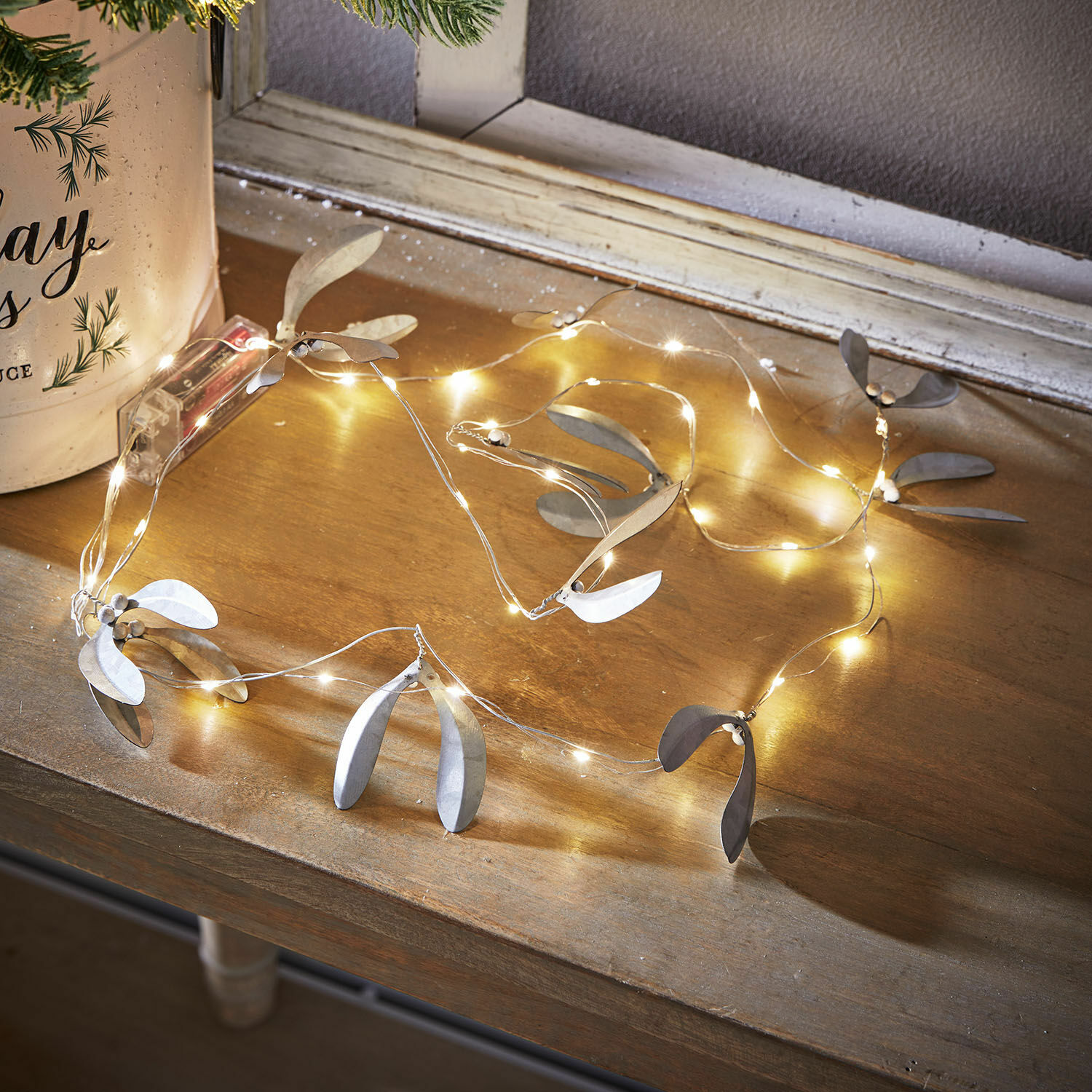 Lichterkette Carivela Feine Lichterkette mit silbernen Metallblättern auf Holztisch, stimmungsvolle Weihnachtsdekoration