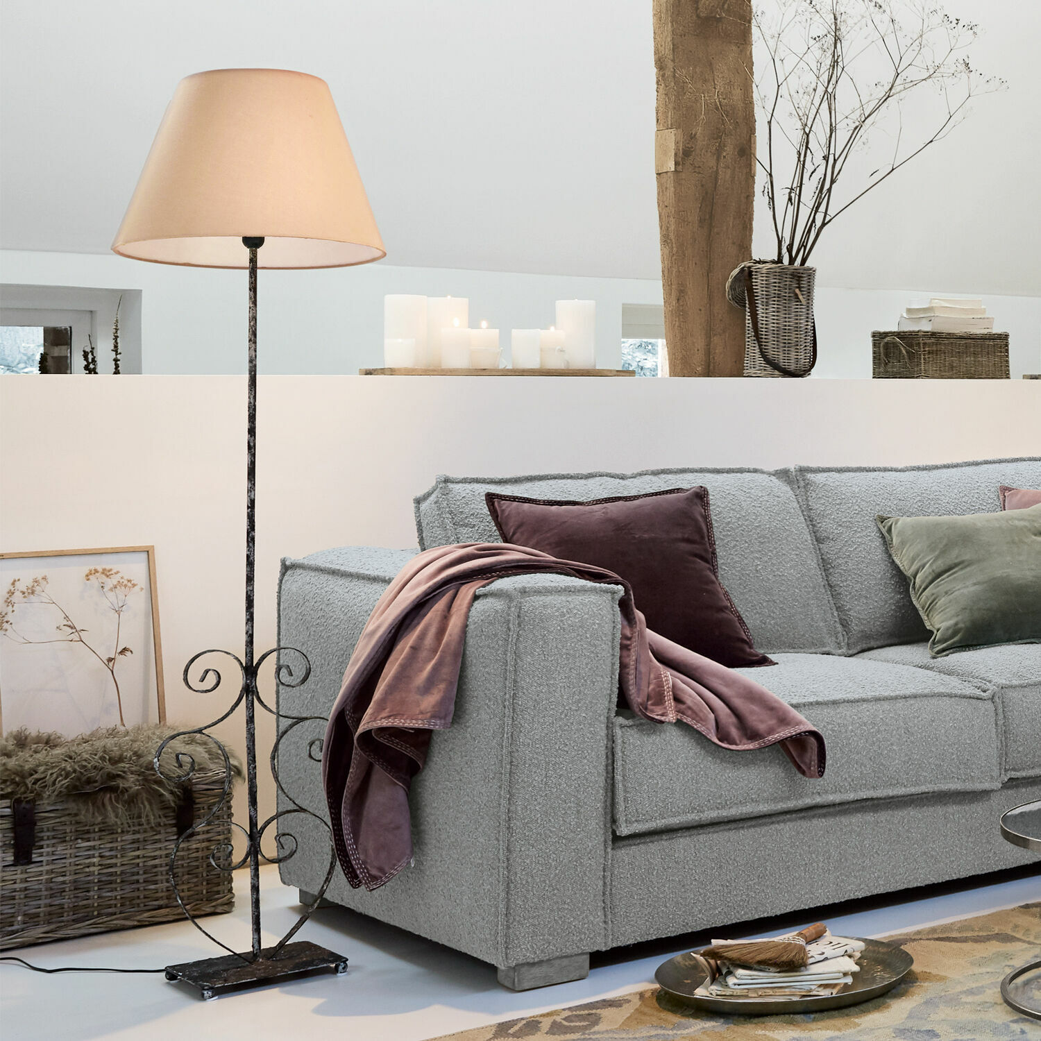 Stehlampe Le Havre Stehlampe mit Metallfuss und beigem Lampenschirm neben grauem Sofa in modernem Wohnzimmer