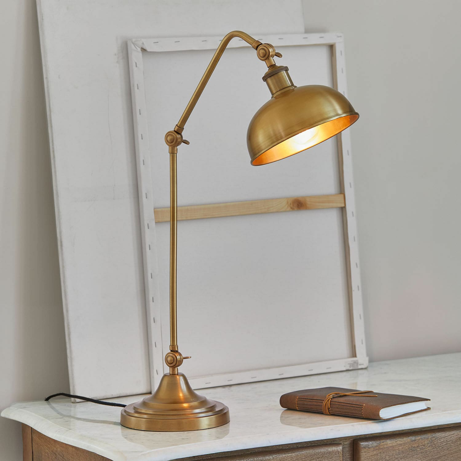 Tischlampe Delacroille Messing Tischlampe mit verstellbarem Arm auf Marmorplatte, elegante Vintage-Schreibtischleuchte