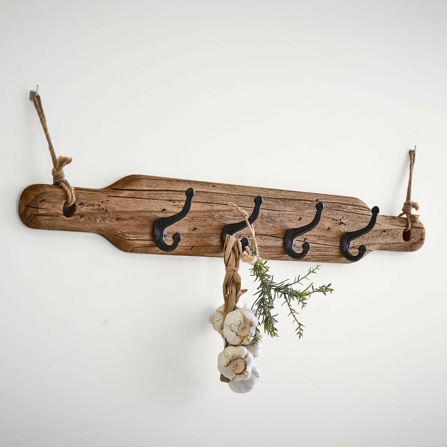 Hakenleiste Havsberg Rustikaler Holz-Wandhaken mit vier schwarzen Metallhaken und Aufhängeschnüren