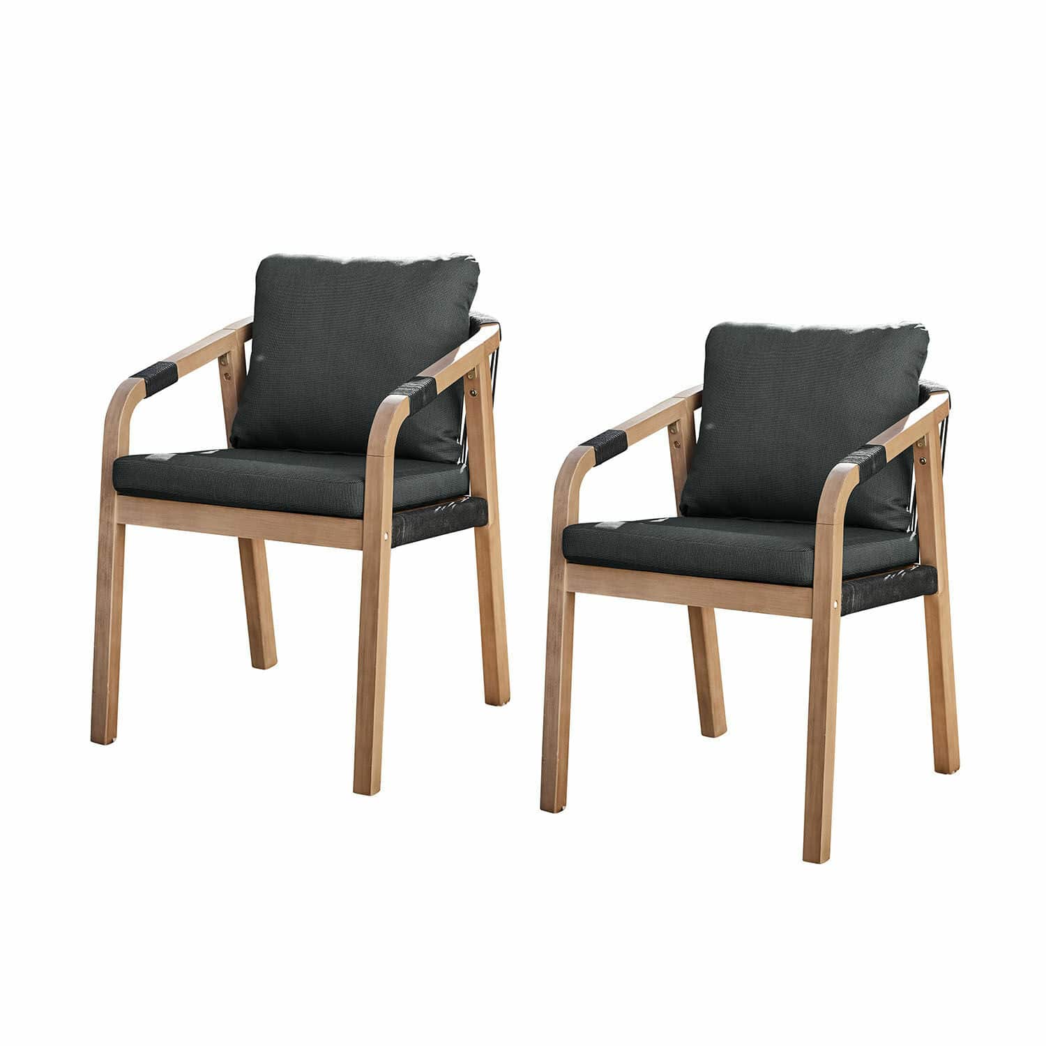 Set aus zwei Holzstühlen mit schwarzen Polstern, modernes Gartenmöbel