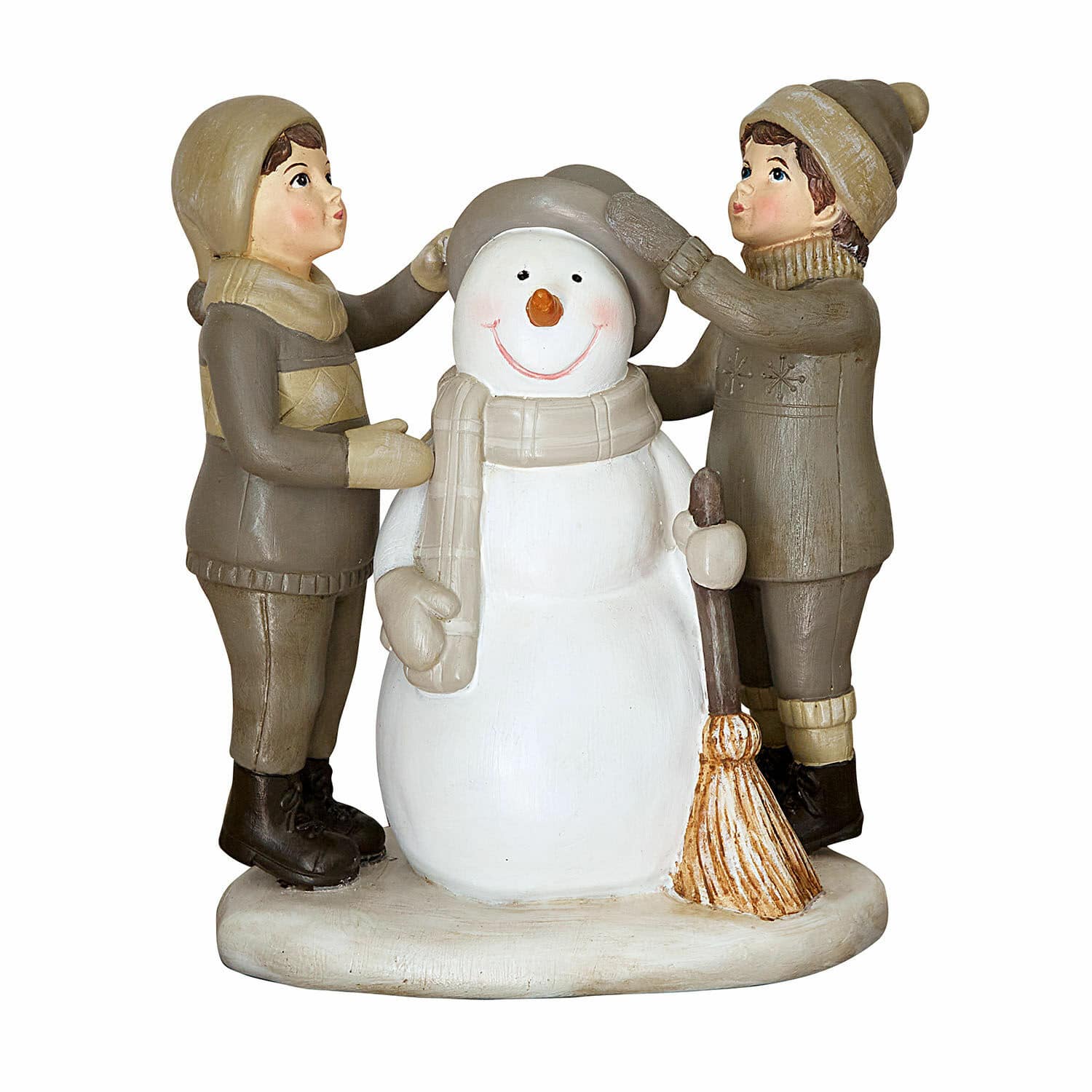 Deko-Figur Elvirette Figur aus Resin mit zwei Kindern, die einen Schneemann in beige-brauner Winterkleidung schmücken.