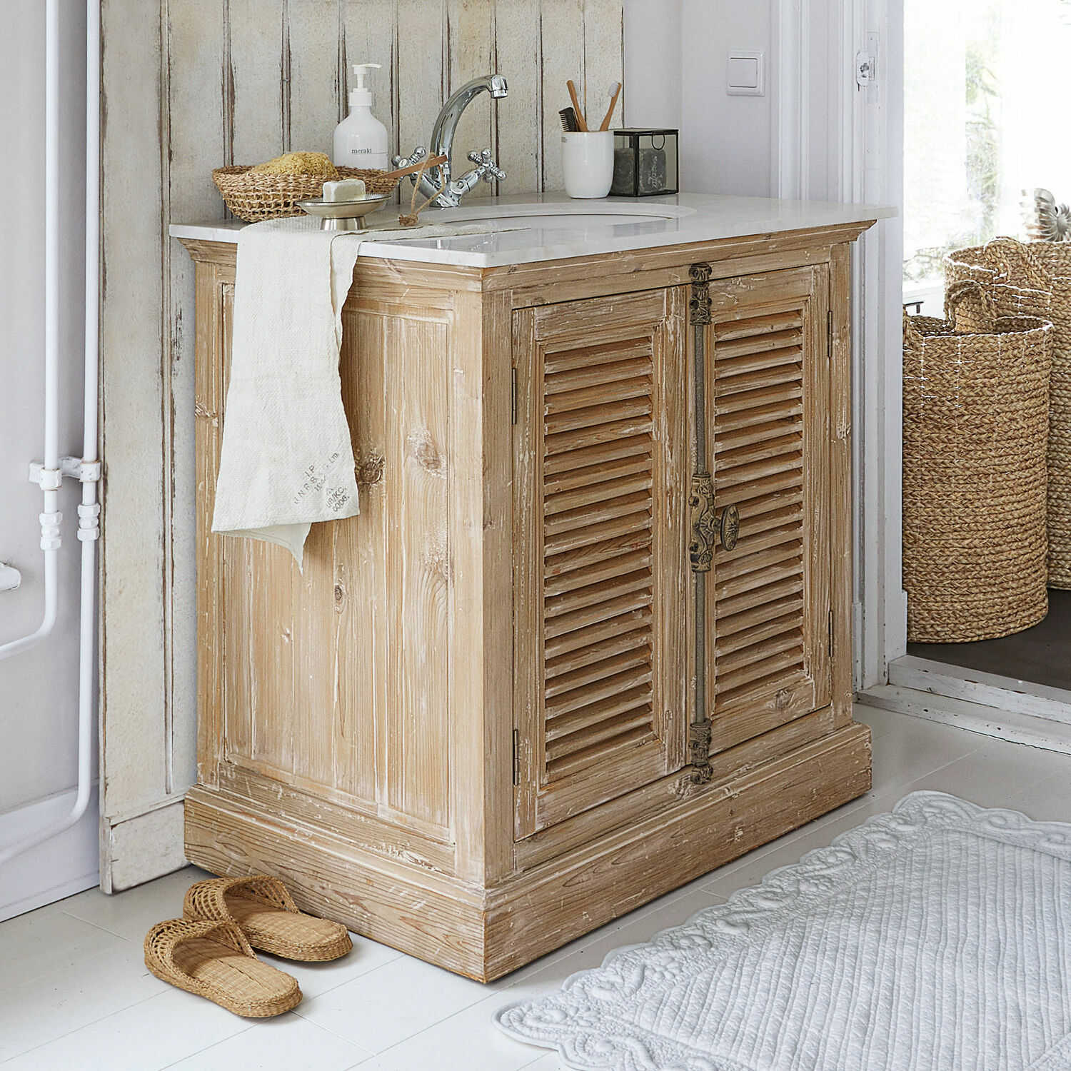 Waschtisch Cuthbert Holz-Badezimmerschrank mit weisser Marmorplatte und antiken Metallgriffen im Vintage-Stil