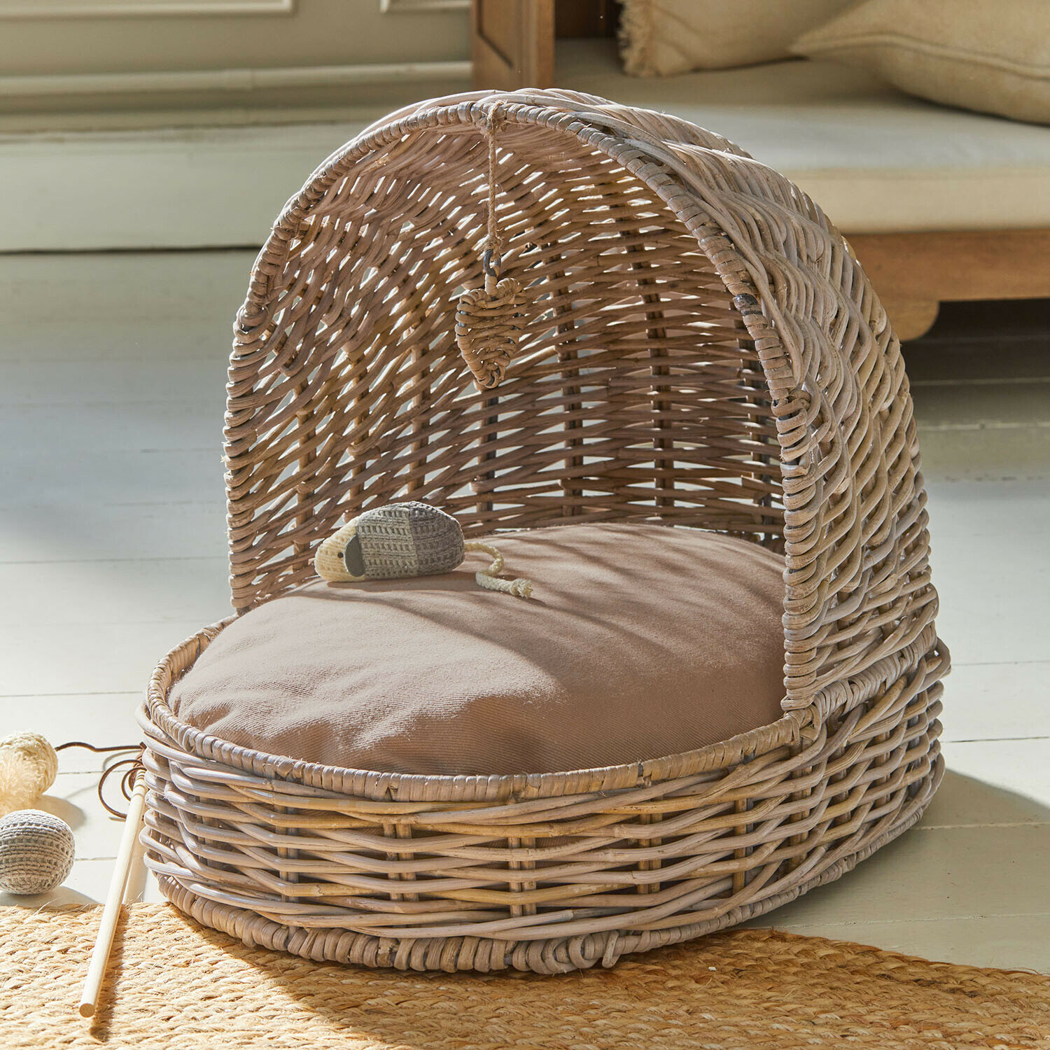 Haustierkorb Charmoise Ovaler Rattankorb mit beigem Kissen und Dach, Naturmaterial, gemütlicher Katzenplatz