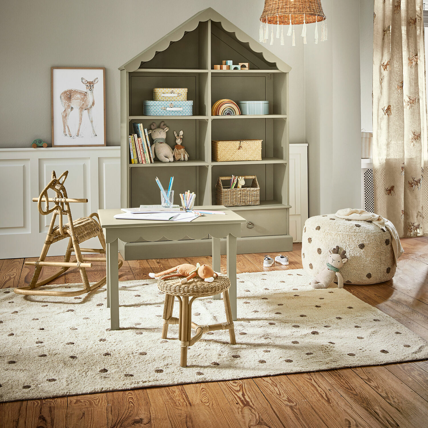 Teppich Thivalie Gemütliches Kinderzimmer mit grünem Holzregal in Hausform und natürlichen Rattanmöbeln