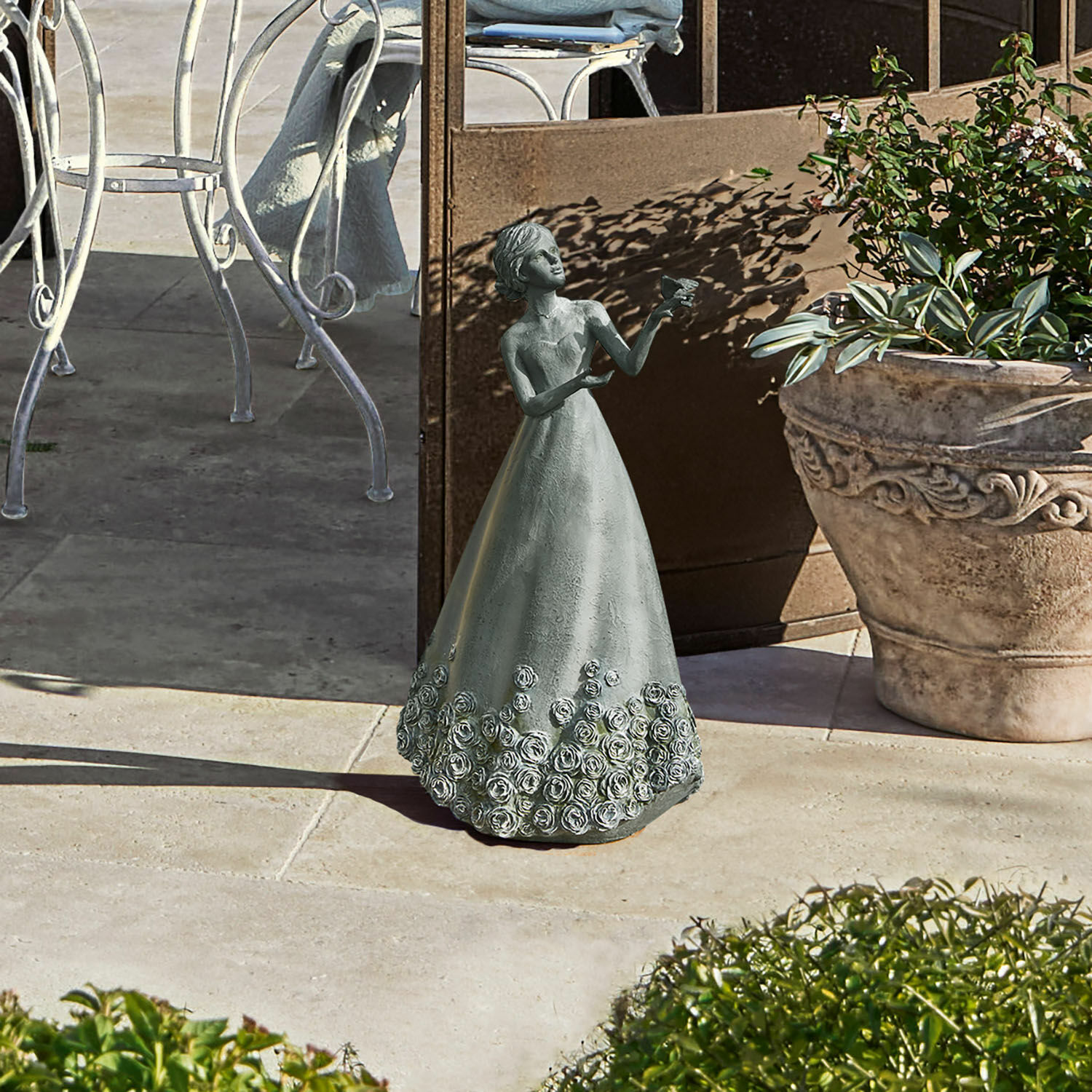 Deko-Figur Yasminah Gartenfigur aus Metall einer Frau in grauem Kleid mit Rosenmuster, Terrassendekoration