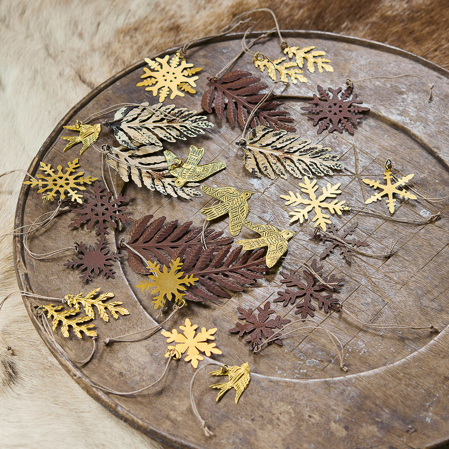 Weihnachtsschmuck 30er Set Mirabel Metallische Dekoanhänger in Form von Blättern, Vögeln und Schneeflocken in Gold und Braun auf Holztablett