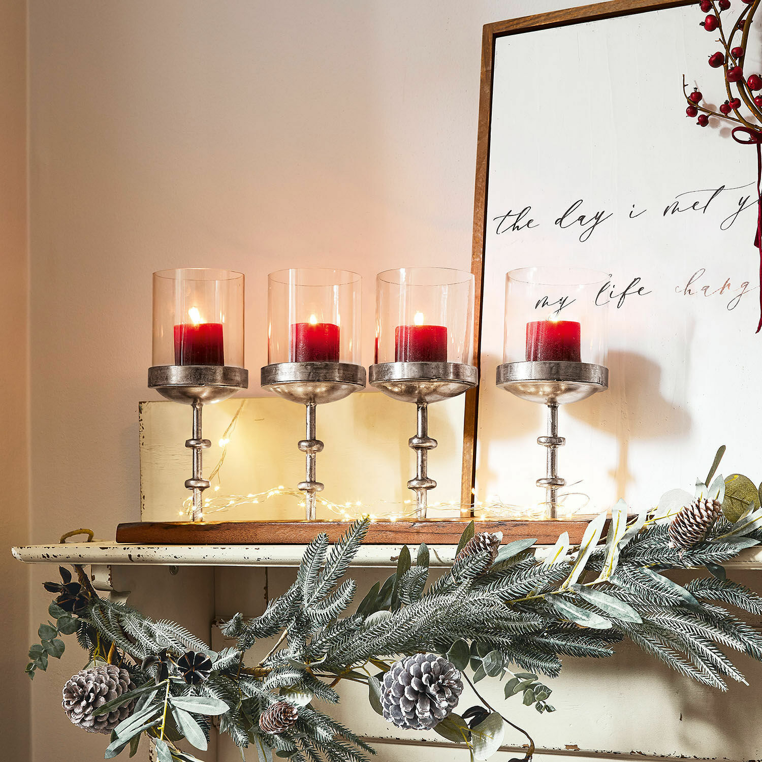 Kerzenständer Mavie Vier Glas-Metall-Kerzenhalter mit roten Kerzen, festliche Dekoration mit Tannenzapfen und Zweigen