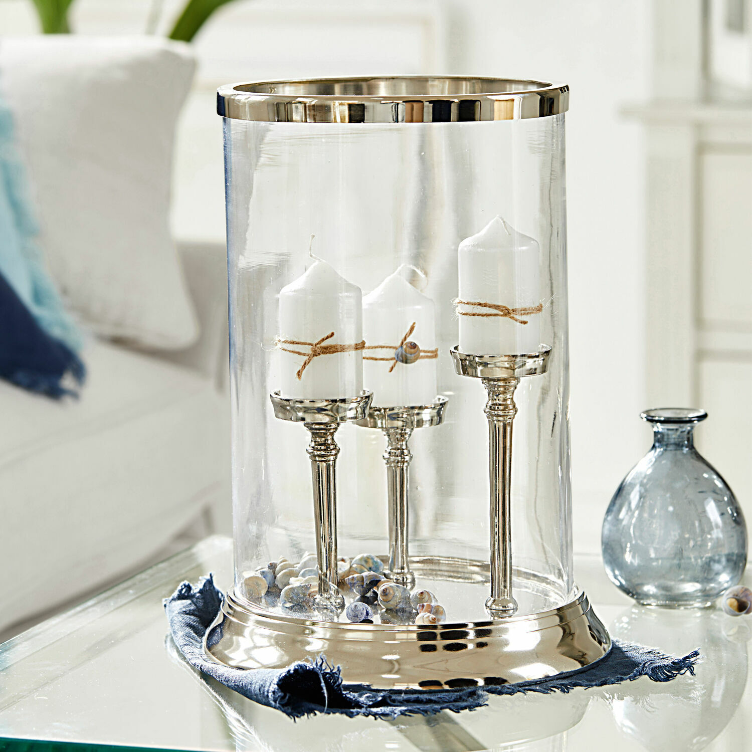 Windlicht Vinzan Glaswindlicht mit Metallfuss und drei weissen Kerzen, verziert mit Schnur und Muscheln
