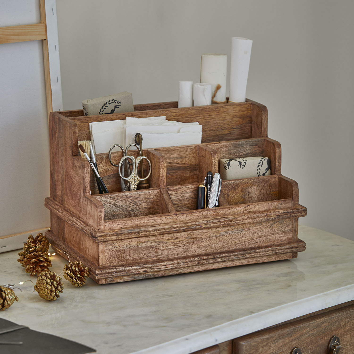 Holz-Organizer in Naturfarbe mit mehreren Fächern für Stifte, Scheren und Papier auf Schreibtisch