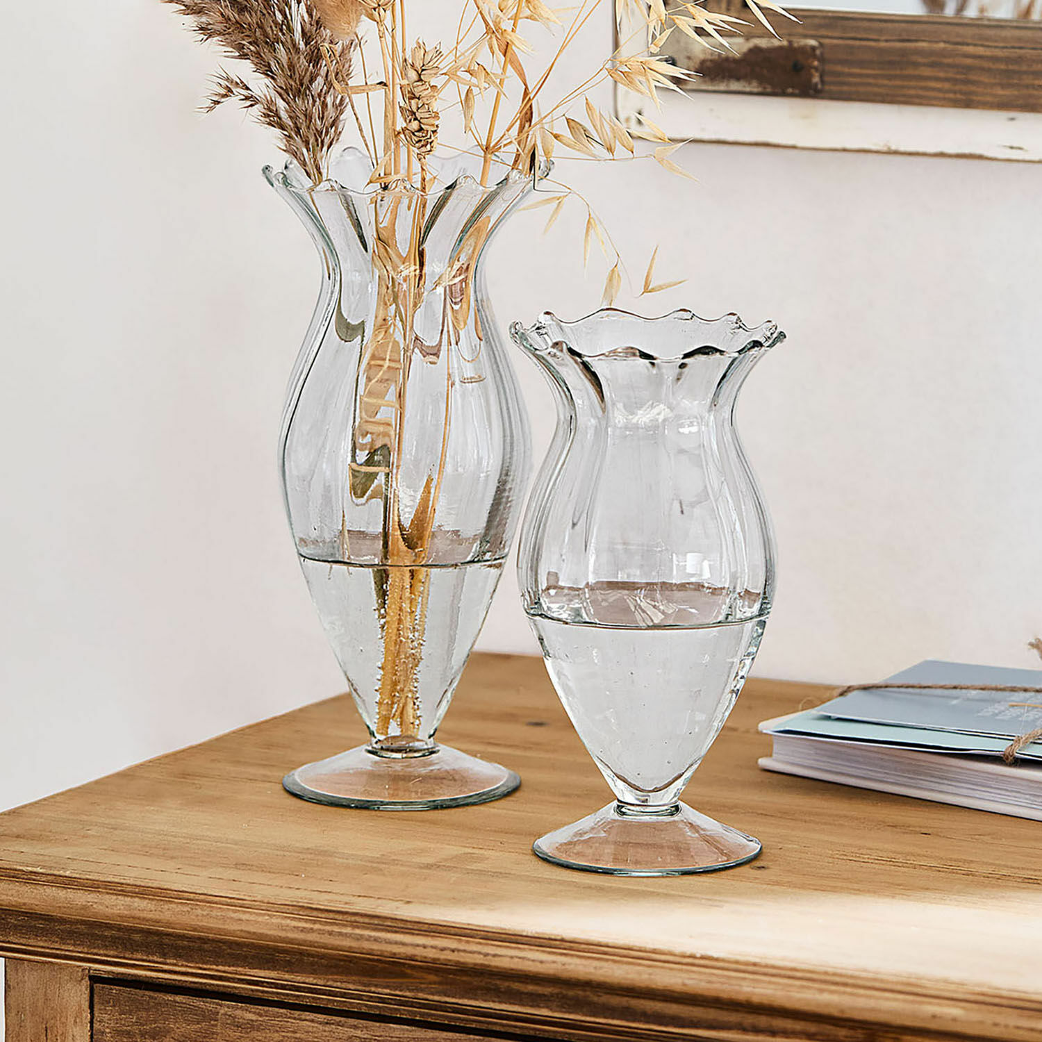 Vase 2er Set Deniélou Transparente Glasvasen mit welligem Rand auf Holztisch, stilvolle Wohnraumdekoration