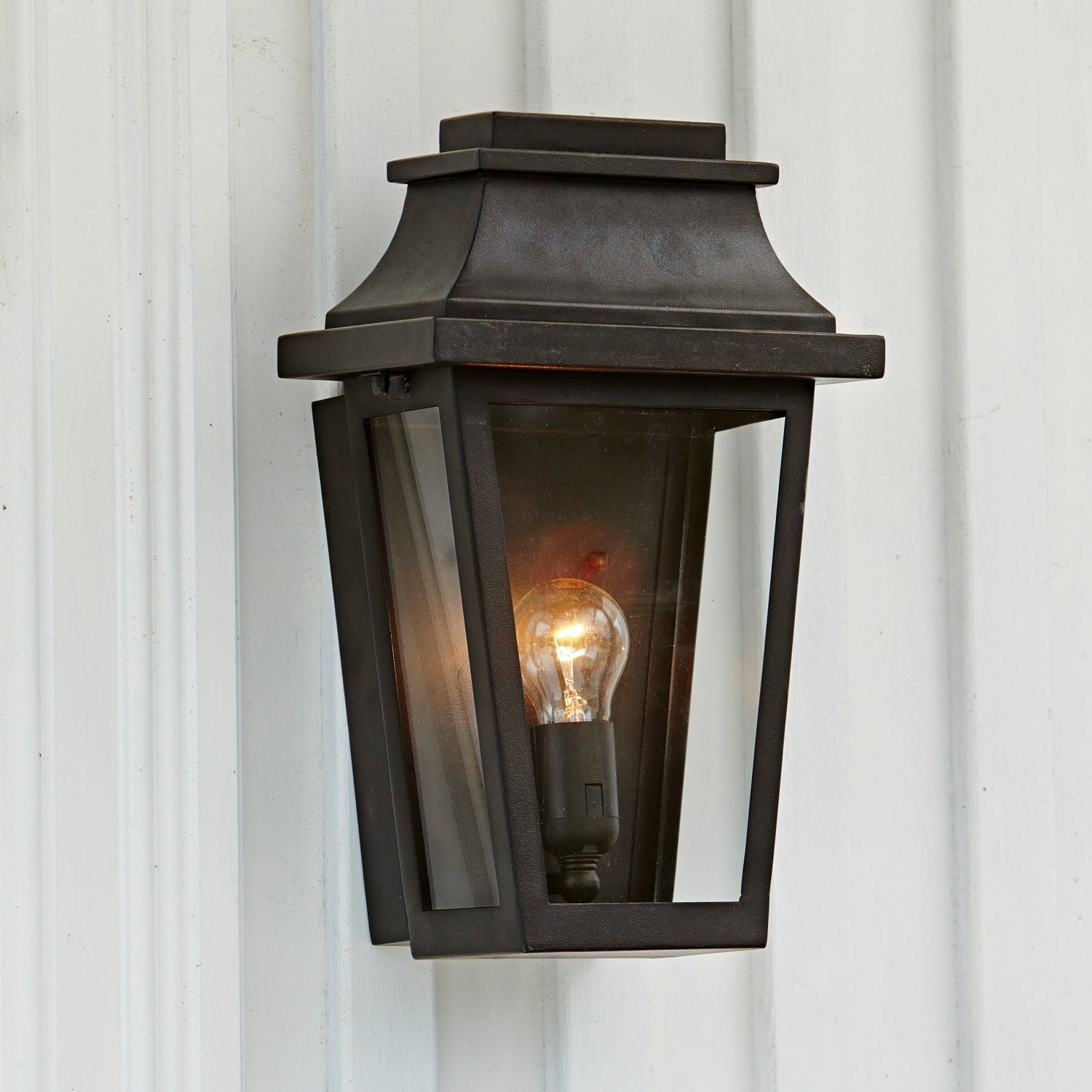 Aussenwandlampe Toledo Schwarze Aussenwandleuchte aus Metall mit klarem Glas und sichtbarer Glühbirne