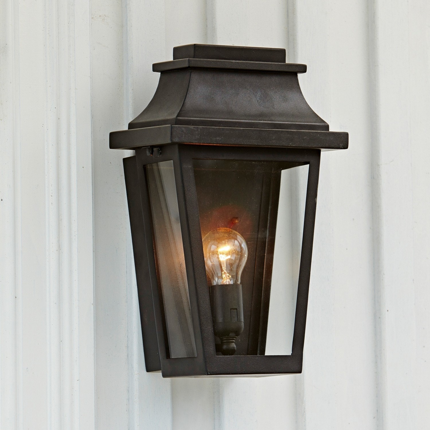 Aussenwandlampe Toledo Schwarze Aussenwandleuchte aus Metall mit klarem Glas und sichtbarer Glühbirne