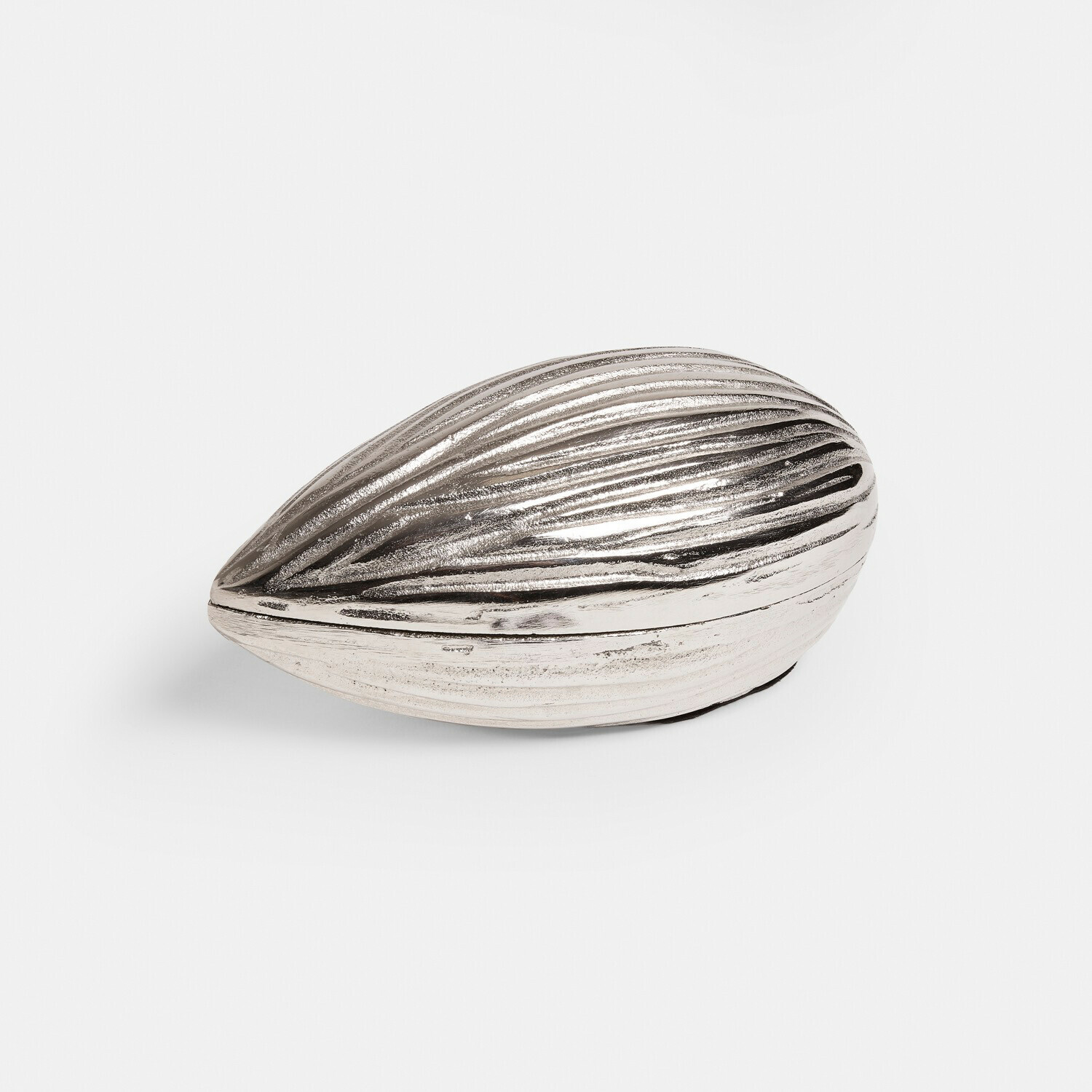 Deko-Objekt Swansea Dekorative silberne Metallschatulle in Nussform mit Struktur, Wohnaccessoire