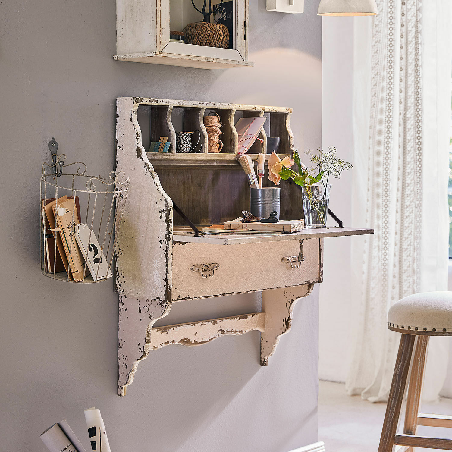 Wandsekretär Sandrine Rustikales weisses Wandregal aus Holz mit Schreibfläche und antikem Used-Look