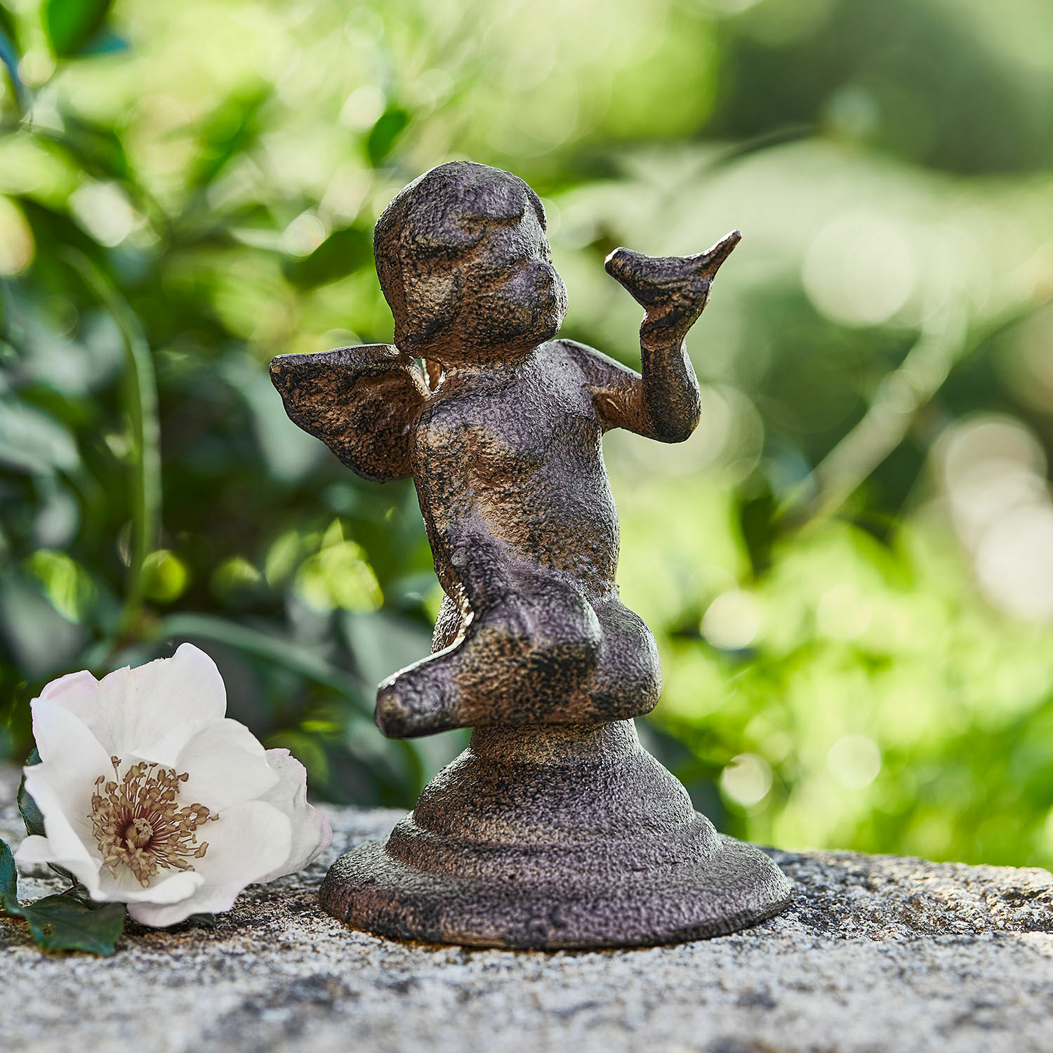 Deko-Engel Zaliora Bronzefarbene Metallfigur eines Engels als Gartendekoration im Freien