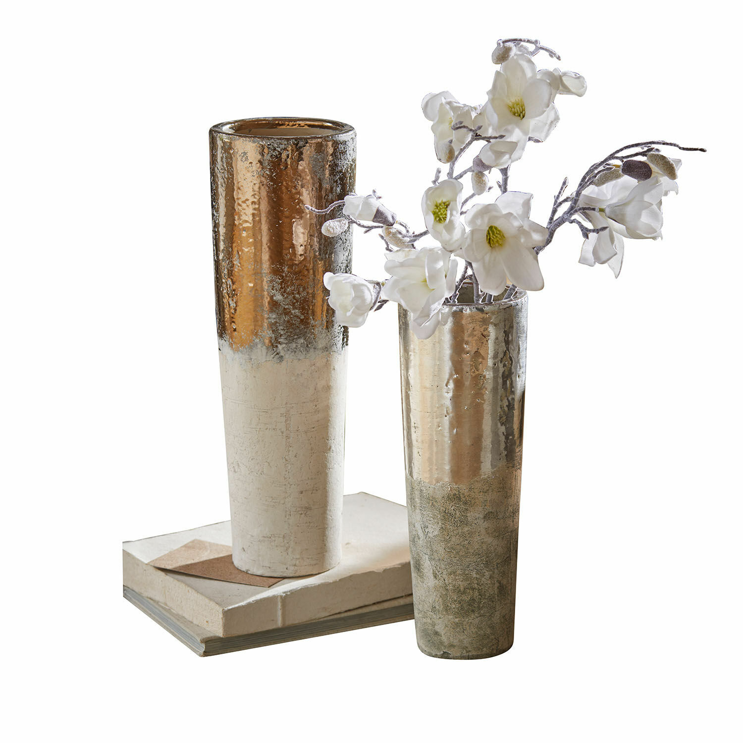 Vase 2er Set Tameena Zwei hohe Metallvasen in Gold-Silber auf Büchern mit weissen Dekoblumen arrangiert