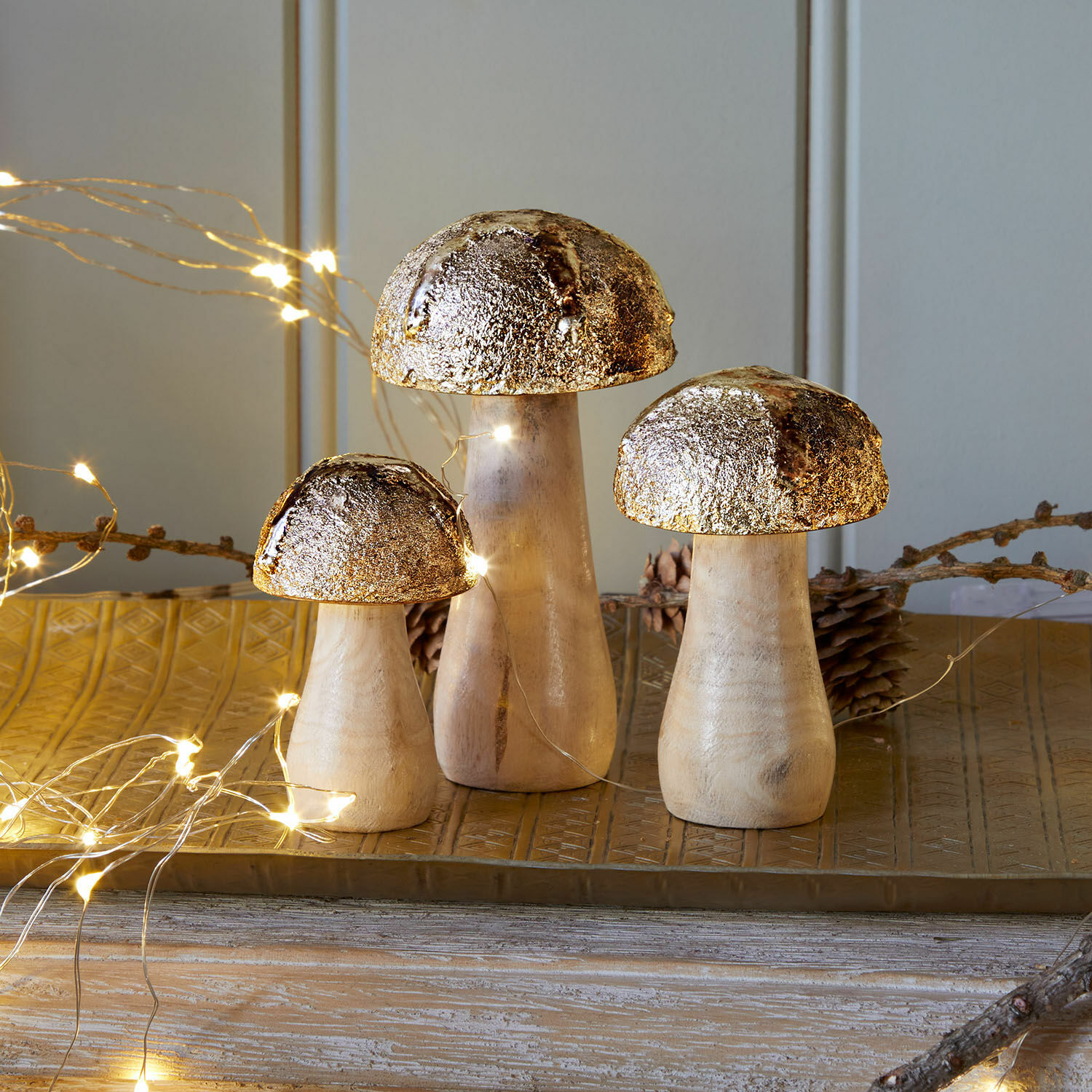 Deko-Pilz 3er Set Myrska Dekorative Holzpilze mit goldfarbenen Metallkappen auf goldener Platte, festliche Dekoration