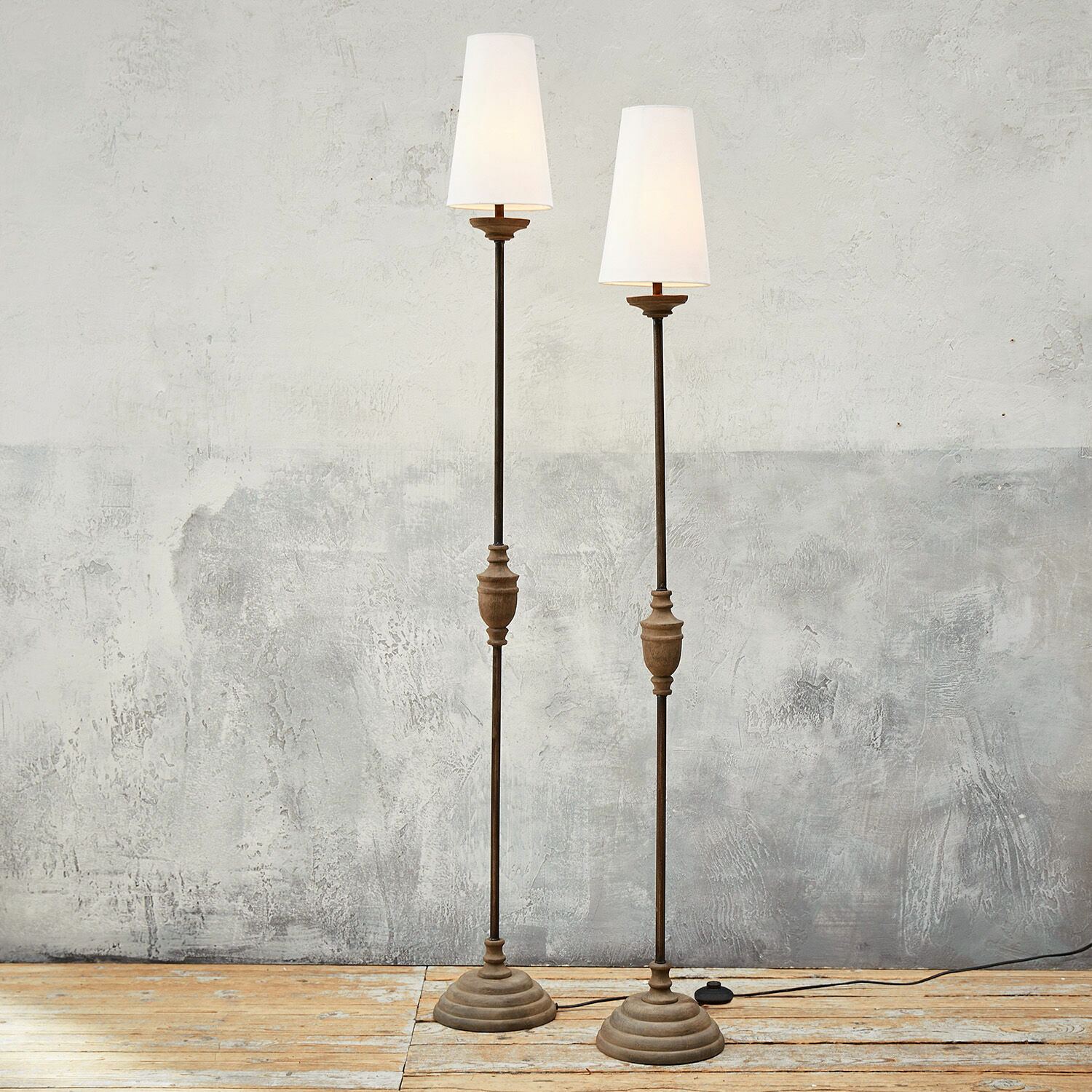 Stehlampe 2er Set Abigail Zwei Stehlampen aus Metall und Holz mit weissen Lampenschirmen auf hellem Holzboden