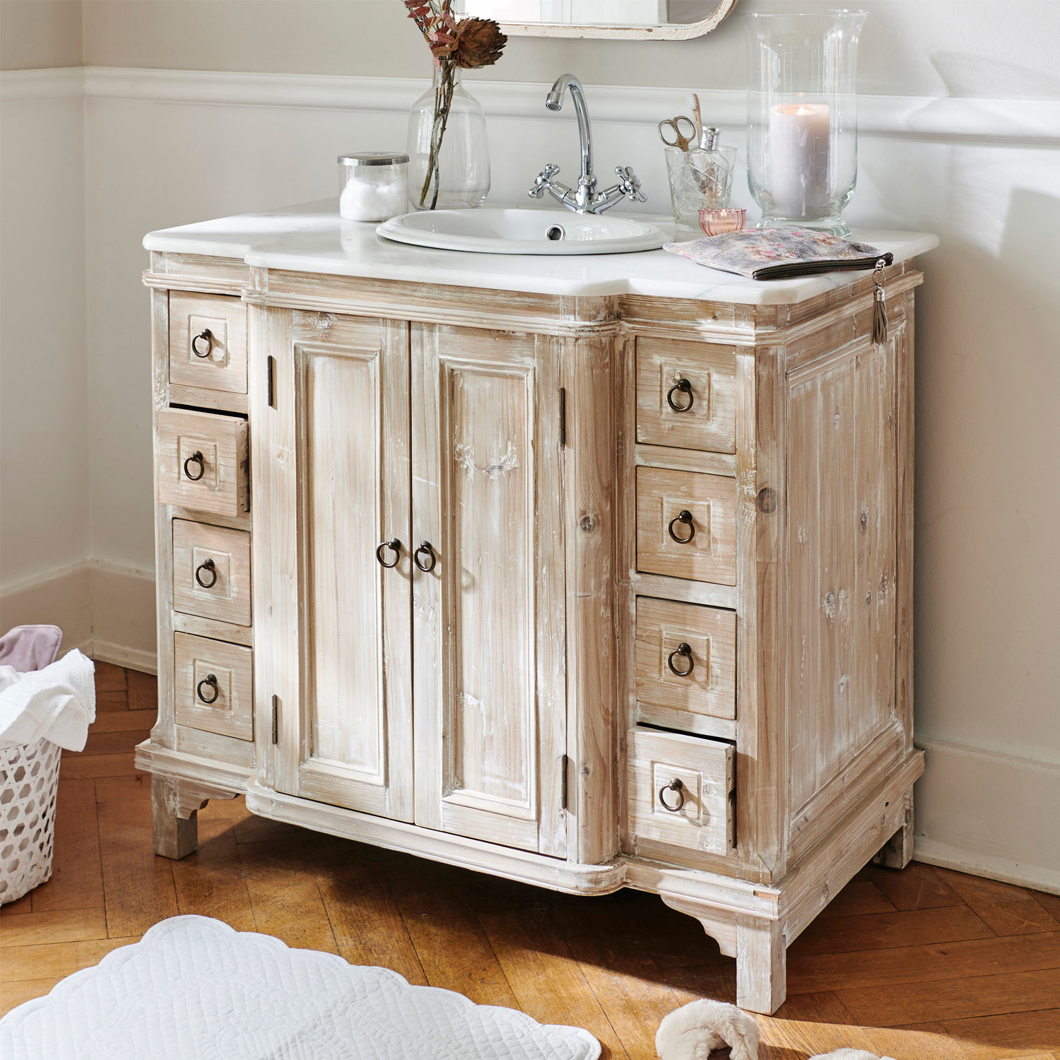 Waschtisch Sunderland Rustikaler Badezimmerschrank aus Holz mit weiss gewischtem Finish, Lavabo und Armatur