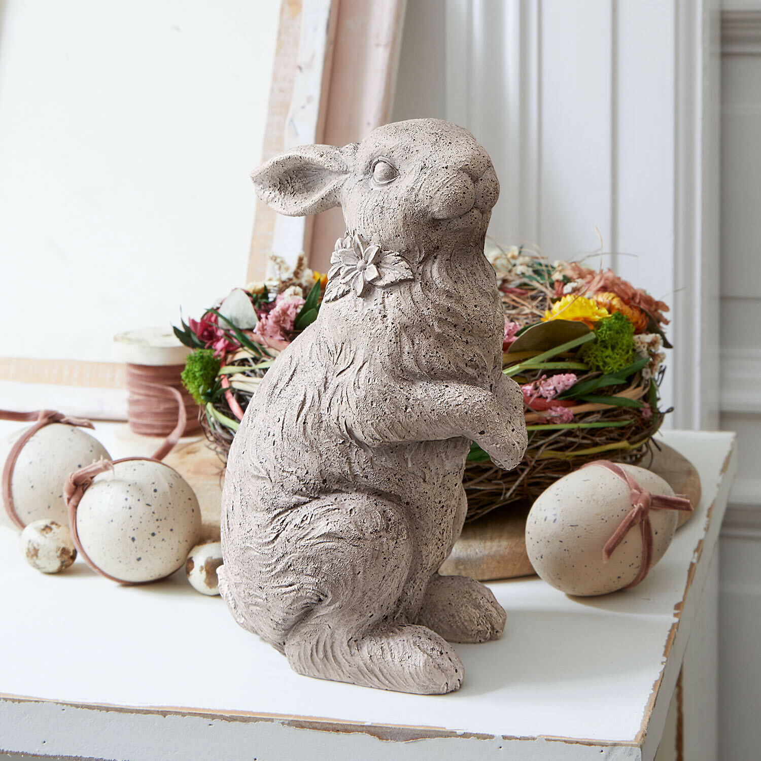 Deko-Hase Ravencrest Graue Beton-Hasenfigur mit Blume am Hals, österliche Tischdekoration