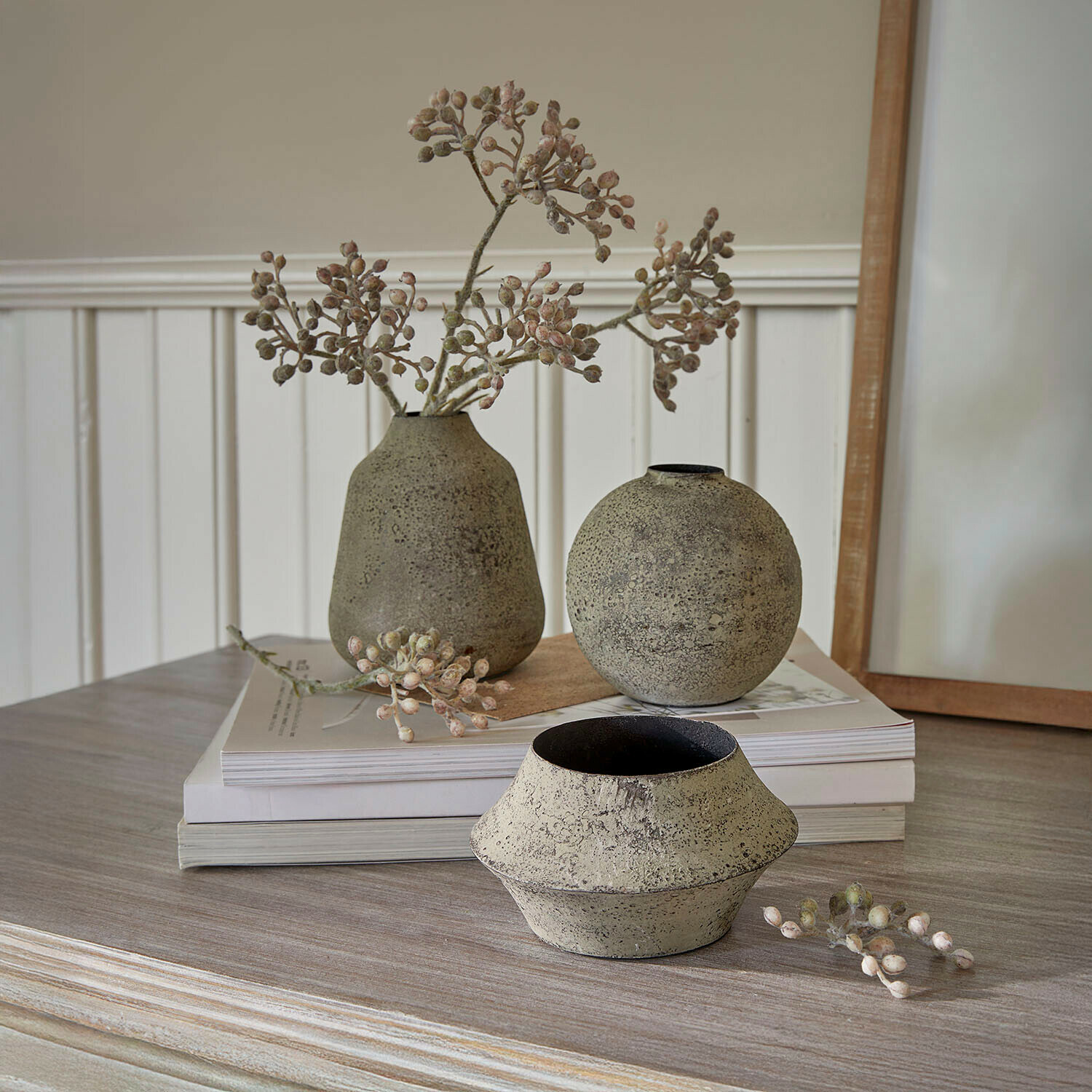 Vase 3er Set Nalira Drei dekorative beige Steingutvasen auf Holztisch mit getrockneten Zweigen als Deko