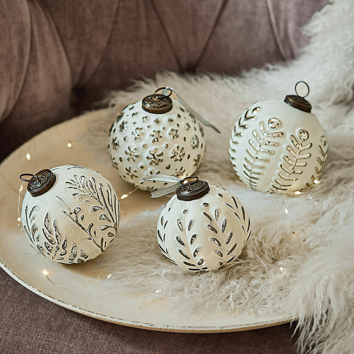 Weihnachtsschmuck 4er Set Consac Set aus vier weissen Keramik-Weihnachtskugeln mit pflanzlichen Mustern und Metallaufhängungen