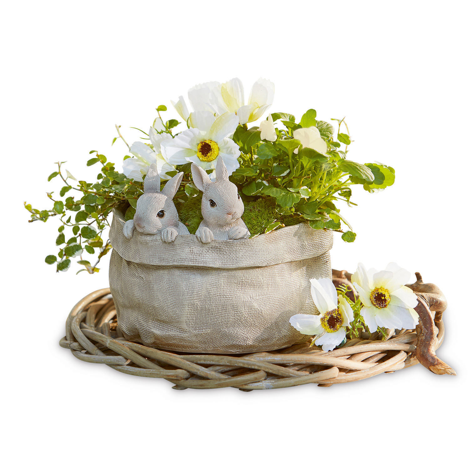 Übertopf Mouriel Dekorativer Stofftopf mit weissen Blumen und Hasenfiguren auf einem Weidenuntersetzer