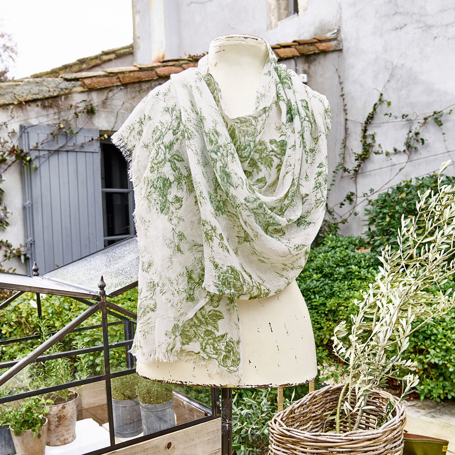 Schal Mercier Leichter Schal mit grünem Blumenmuster auf weissem Stoff, zarter Stoff, modisches Accessoire