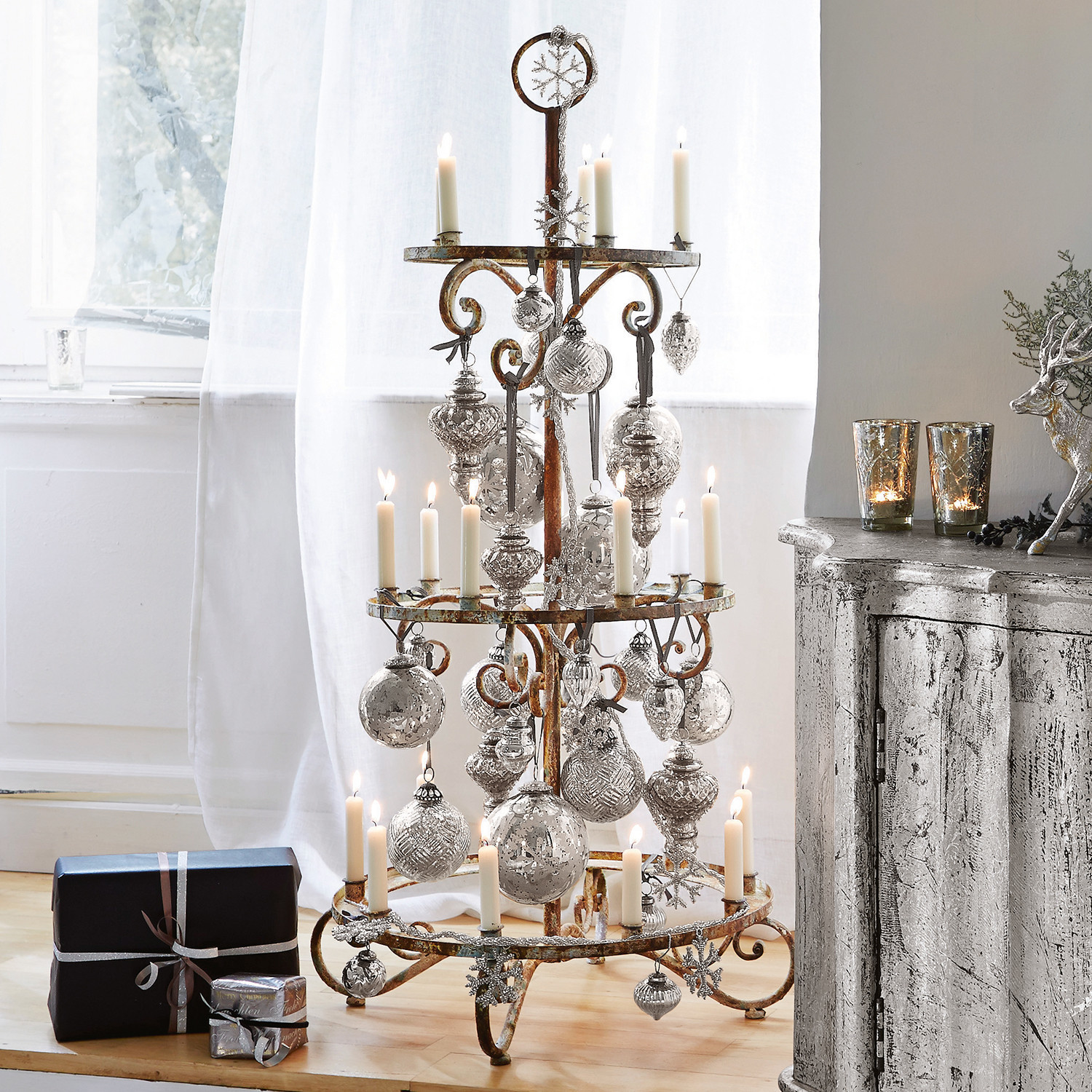 Deko-Baum Sercoeur Rustikale Metall-Weihnachtsdekoration mit weissen Kerzen und silbernen Kugeln auf dem Boden