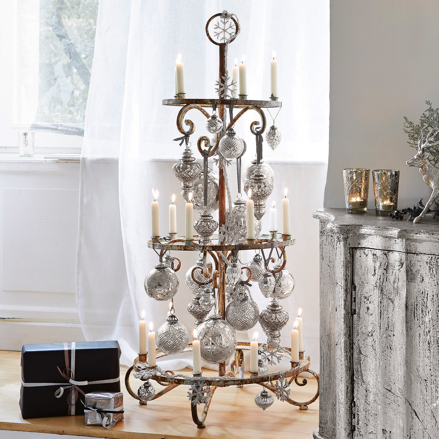 Deko-Baum Sercoeur Rustikale Metall-Weihnachtsdekoration mit weissen Kerzen und silbernen Kugeln auf dem Boden