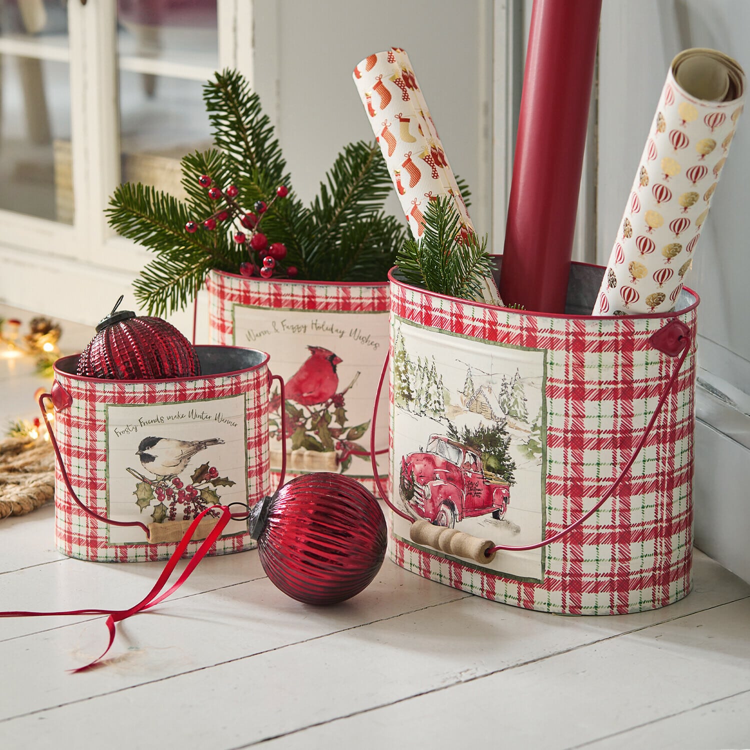 Übertopf 3er Set Fuzzy Drei rot-weiss karierte Metallbehälter mit Weihnachtsmotiven und grünen Zweigen als Dekoration