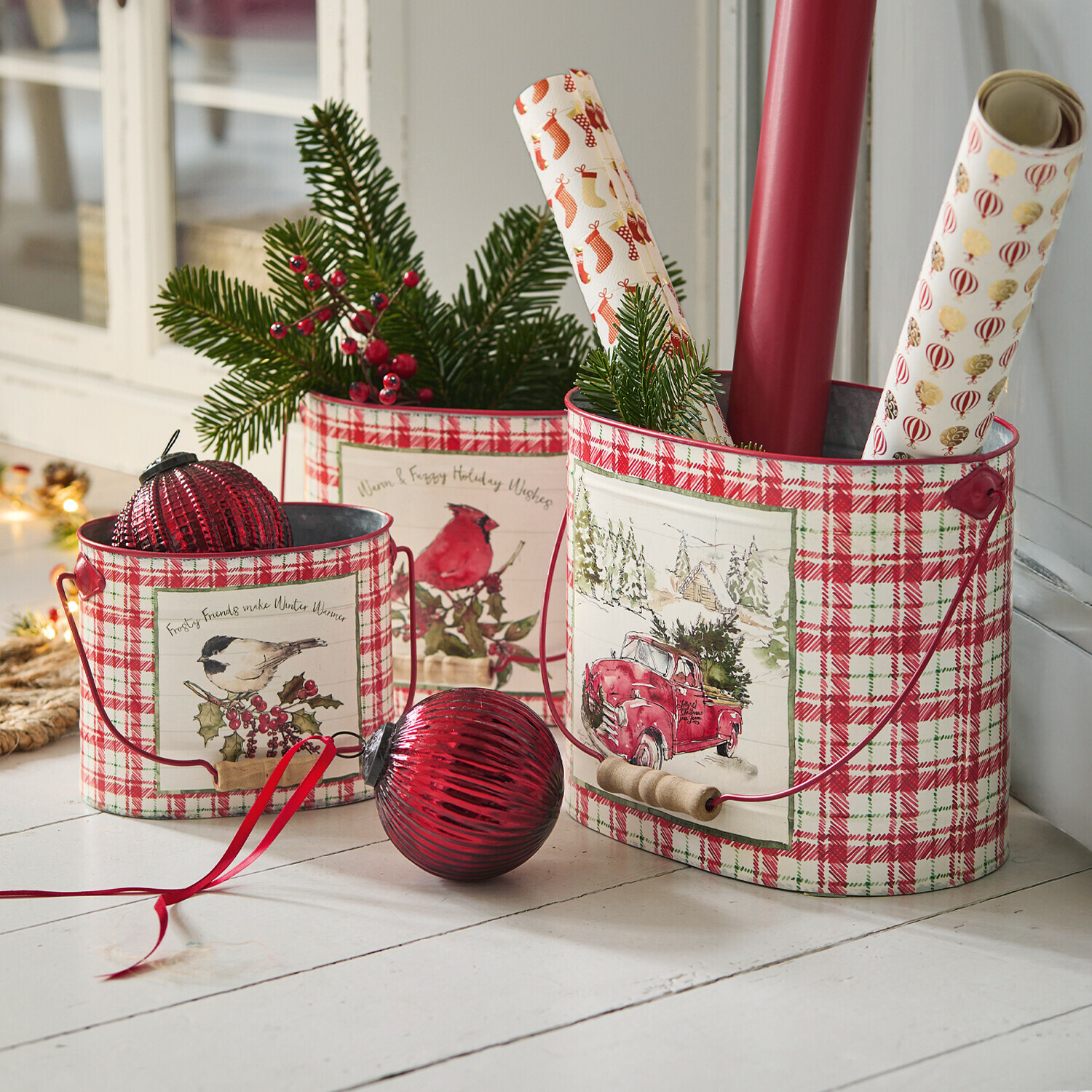 Übertopf 3er Set Fuzzy Drei rot-weiss karierte Metallbehälter mit Weihnachtsmotiven und grünen Zweigen als Dekoration