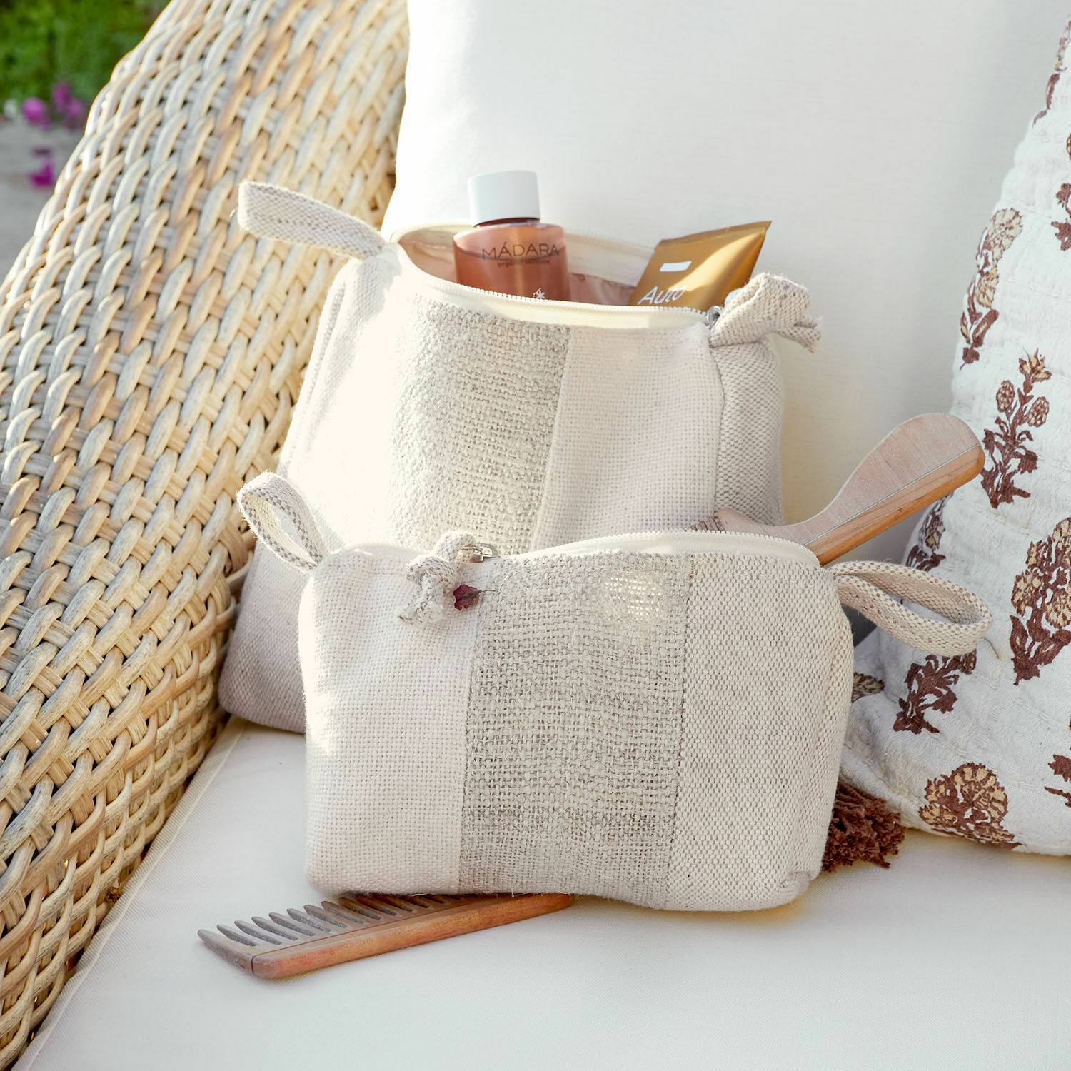 Kosmetiktasche 2er Set Xerivon Beige Kosmetiktaschen aus Stoff mit Holzkamm und Pflegeprodukten auf dem Sofa, praktische Aufbewahrung